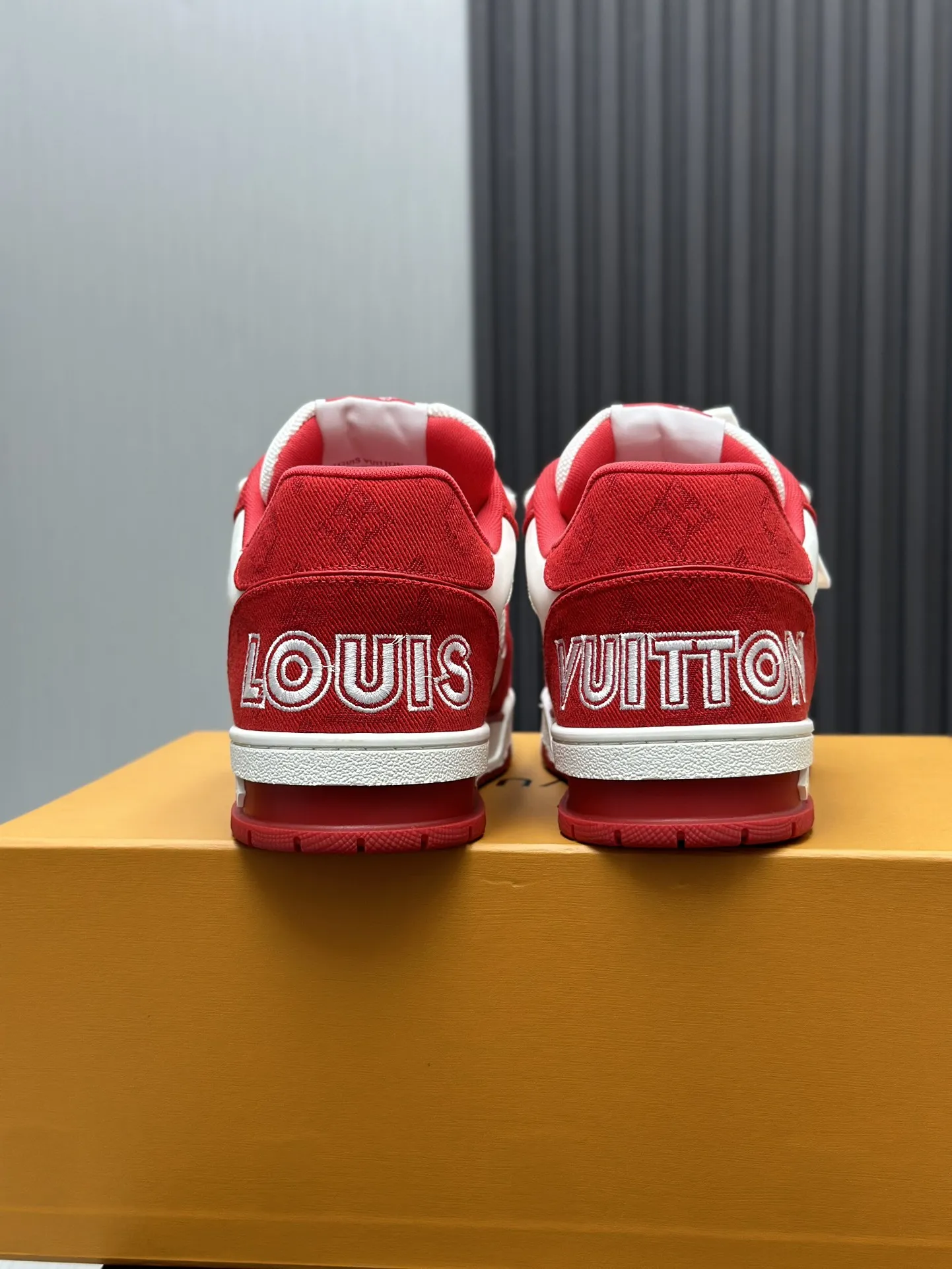 工厂直销¥300💰顶级版本 LV-路易威登-经典走秀新款 空胶工艺·原版1:1开发复刻!!上脚非常舒适 奢侈用料,做工精细,中底印有欧洲制造英文字母 鞋面由意大利进口小牛皮拼接,侧边饰有品牌LOGO标志及签名,最新乳胶垫脚➕网布内里,脚感超舒适。原厂特供原版双色TPU组合大底。套包工艺 固特异缝合锁边 面料:独家定制头层牛皮 配件:独家私模Vuitton 标识, 内里:定制丝滑网里-头层丝绸牛皮内里 大底:TPU组合大底耐磨防滑防黄 垫脚:新款乳胶垫-网纱吸汗 专柜工艺:全电脑针车拉线 鞋头 后套 冷热定型 全套拉帮套楦中低logo花纹 专柜包装 -鞋带 证书 卡片 说明书 合格证 防尘袋 全网最齐包装 女款35-40男款38-46(38/46订做不退换!