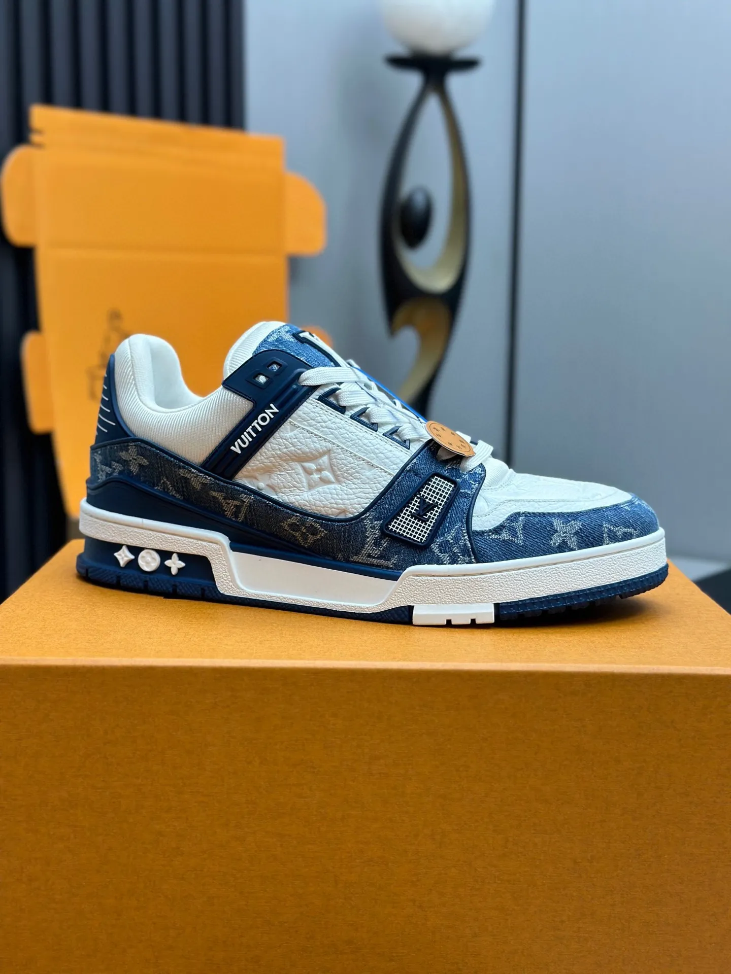 p280 💰路易威登全新配色LV Trainer 款号1A8FN8，新款发布会预定，荔枝纹皮拼蓝水洗牛仔布料，重新演绎经典 LV Trainer 。Monogram 牛仔布鞋面搭配小牛皮革饰边，展现高雅艺术和前卫潮流的相遇，在业界具有独树一帜的影响力。 🆚独家定制牛皮 🆚所有切边口都按照原版的步骤加工涂边 🆚独家私模Vuitton 标识，鞋带排 🆚定制丝滑网里 🆚TPU组合成底耐磨防滑防黄 ✅原版开模大底也深藏着Monogram 花卉 流程：全针车拉线。鞋头，后套，冷热加工定型。全套拉帮套楦。 35-40女 39-44（45.46）