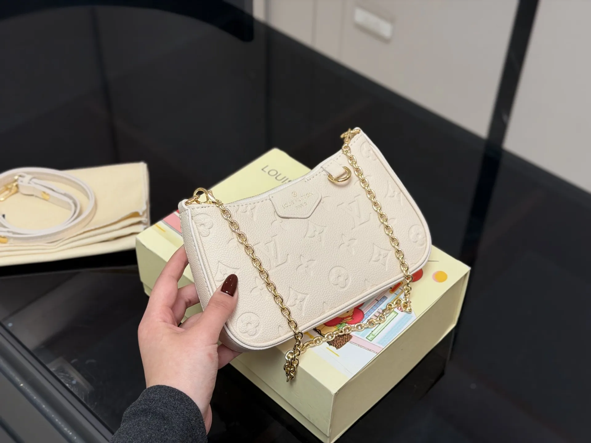 ¥140 配折叠盒 size:20cm LV麻将包 ! 复刻版 小牛皮 ⚠️长肩带!链条! 统统都有!!