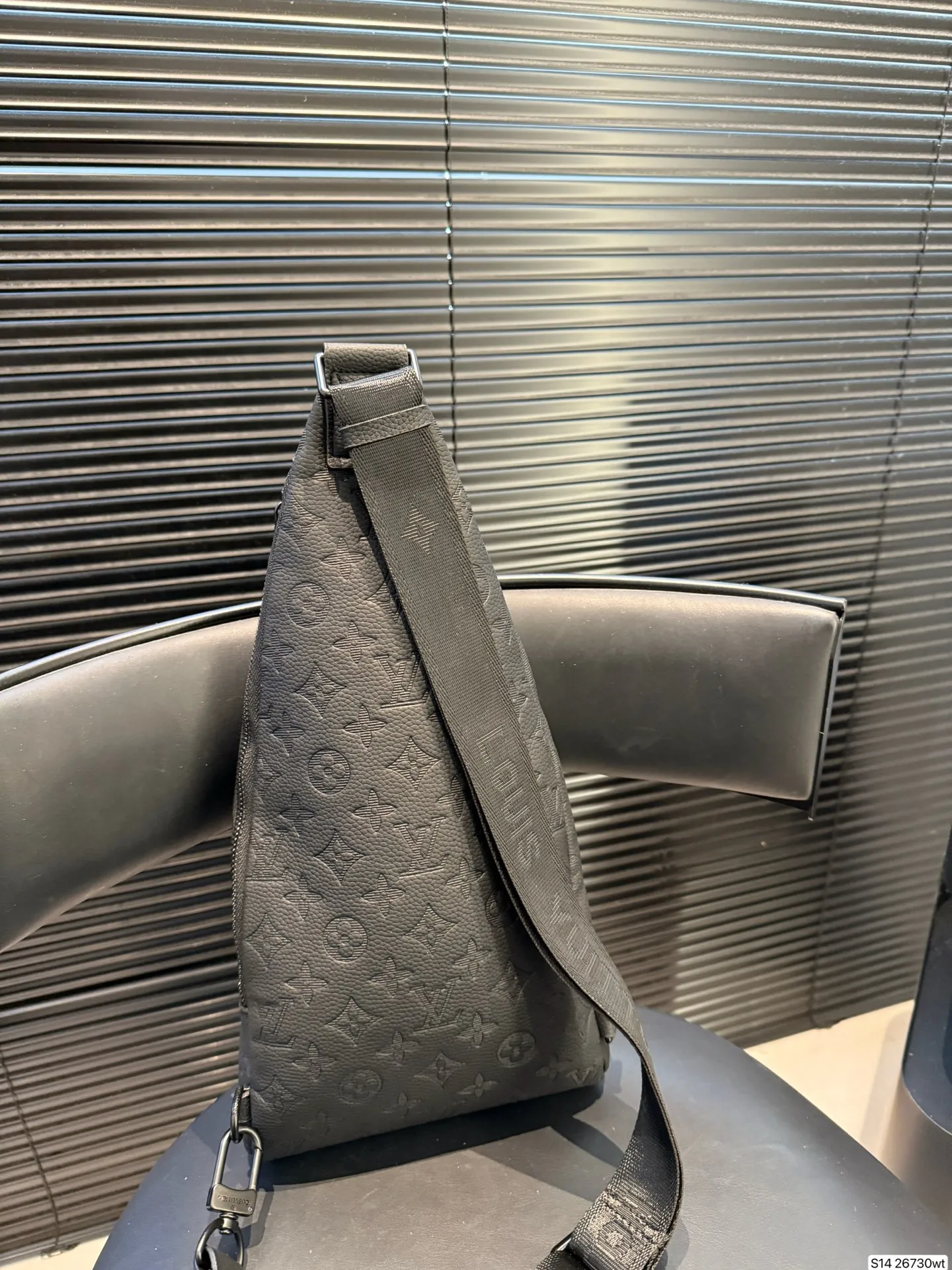 P120 商务精英的身份象征 | LV男包老花黑武士系列 在时尚与实用兼具的男士皮具领域,LV老花黑武士系列男包凭借卓越设计和精湛工艺脱颖而出,成为众多商务人士的心头好。 尺寸19 40 货号26730