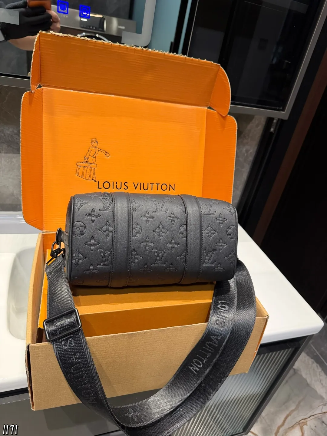 ❤️P130❤️ LV男包老花黑武士系列合集商务精英的身份象 LV男包老花黑武士系列合集商务精英的身份象征|LV男包老花黑武士系列在时尚与实用兼具的男士皮具领域，LV老花黑武士系列男包凭借卓越设计和精湛工艺脱颖而出，成为众多商务人士的心头好。尺寸25 15cm