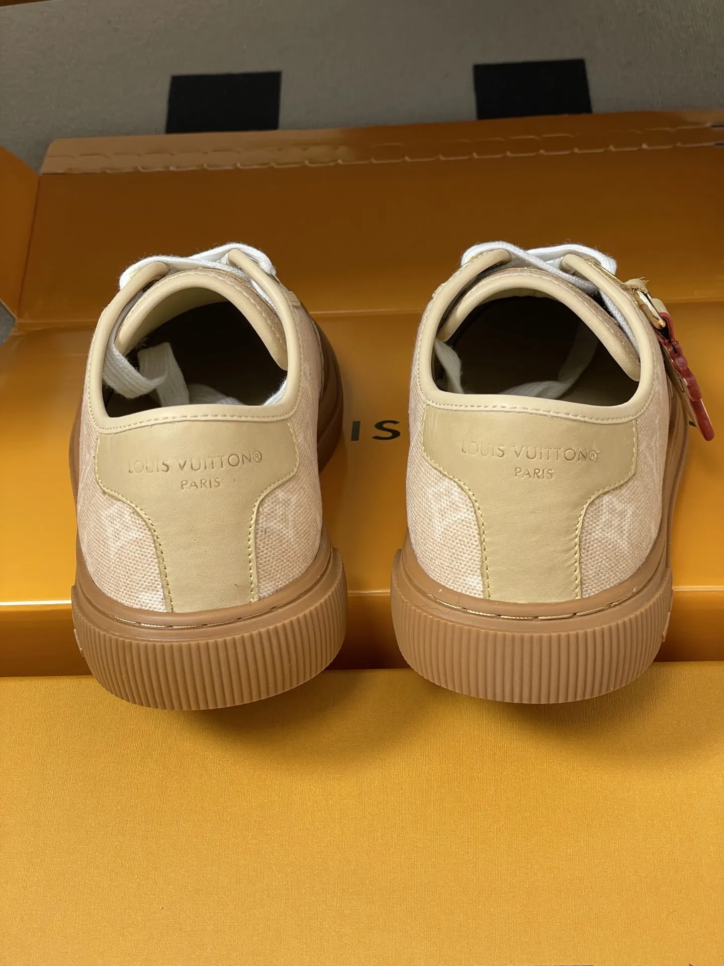 p290-(配高档飞机盒✈️) 2026春夏新款 LOUIS VUITTON 路易威登 Lv Lagoon运动鞋系列LV&Grace联名款猫猫鞋丹宁布刺绣系带休闲运动鞋Catogram板鞋 这款Lagoon 运动鞋取材 Monogram 丹宁布,为经典设计注入复古气息。皮革饰边跃现路易威登标识,铭纹孔眼、镶边和鞋带彰显考究细节,点缀 Monogram 花卉的橡胶外底完善整体。 鞋面:定制丹宁布刺绣 内里垫脚:羊皮 鞋底:开模橡胶大底 码数:35-39(40.41定做不退换)