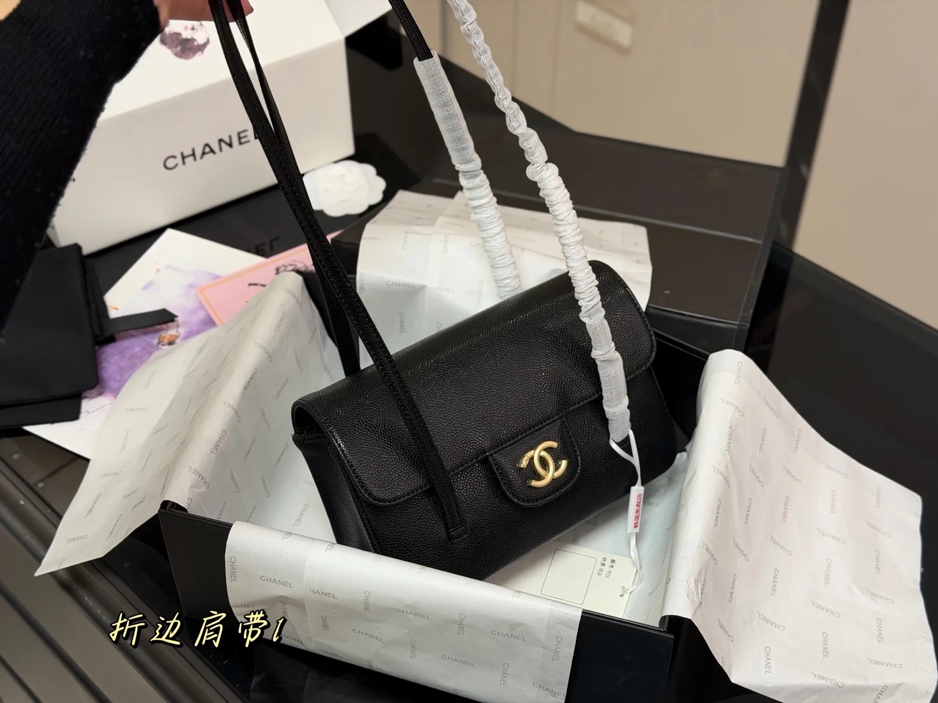 &yen;160 配折叠盒飞机盒 size：23*16cm 被Jennie带火的 香奈儿26C 口盖包 超挺包型！ 双 C锁扣一扣就是经典牌面~ 肩带长度刚好卡在腋下 容量塞得下手机+粉饼+口红，日常通勤/约会都能打