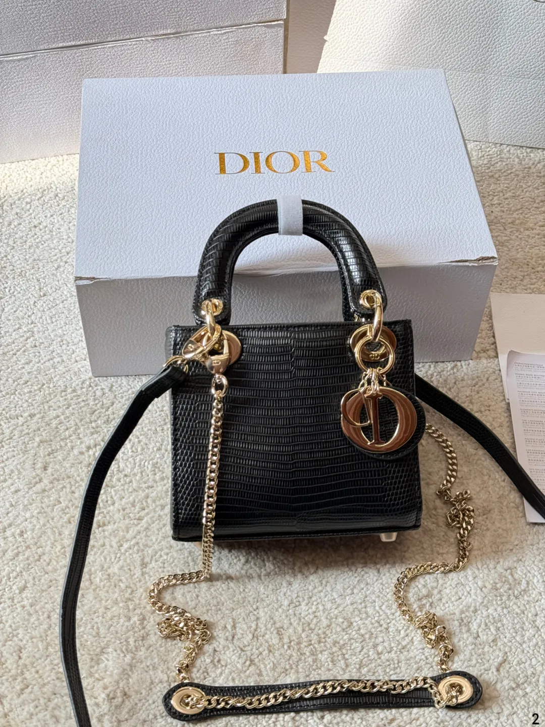 p165 Dior lady迪奥 手袋 戴妃 戴妃真的是梦中情包 周扬青同款 磨砂的质感无敌显高级 优雅简约之余更显低调内敛~ 包型挺括 不会塌不会凹陷道 容量适中 装日常用品 妥妥的 不是小费包 百搭多变斜挎 单肩手拎都可 尺寸17cm