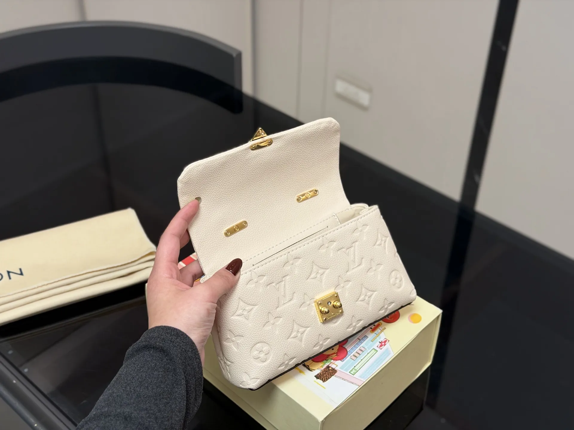 ¥145 迷你 配盒 size:21*11cmcm Lv nano madeleine 迷你玛德琳回归 公主包 配置两截链条!随意diy哦! 全粒纹Taurillon牛皮裁制