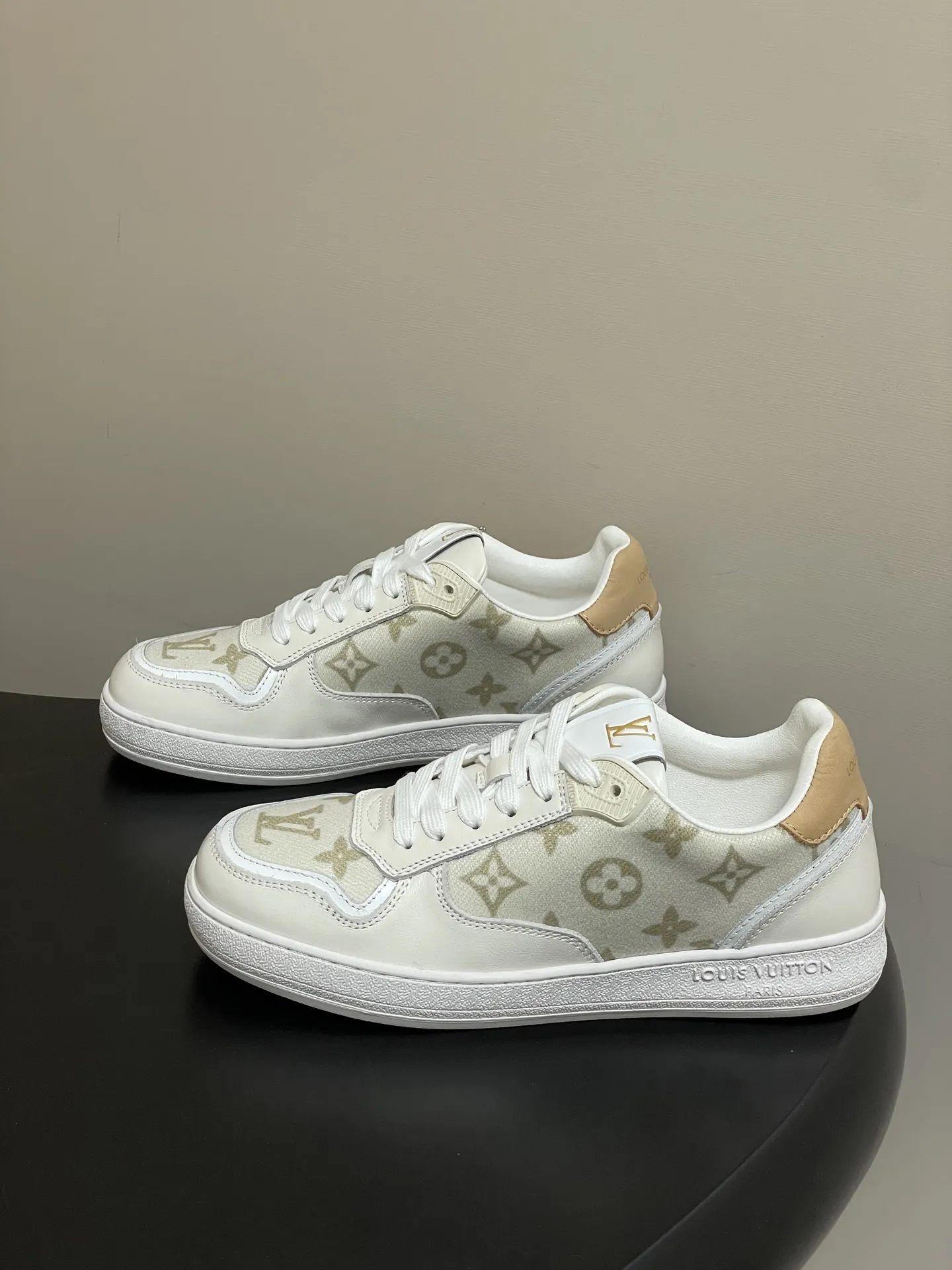 p310-（配高档飞机盒✈️） 2026春夏新款 LOUIS VUITTON 路易威登 LV STADIUM 运动鞋 系带休闲鞋老花板鞋 LVStadium运动鞋为柔软牛皮革局部压印 Monogram图案，再现复古设计风潮。Monogram 帆布饰边和鞋头镂孔汇聚工致细节，鞋舌饰以LV字母标签，外底抒写路易威登标识。 鞋面：牛反绒 内里垫脚：羊皮 鞋底：开模橡胶大底 码数：35-39（40.41定做不退换）