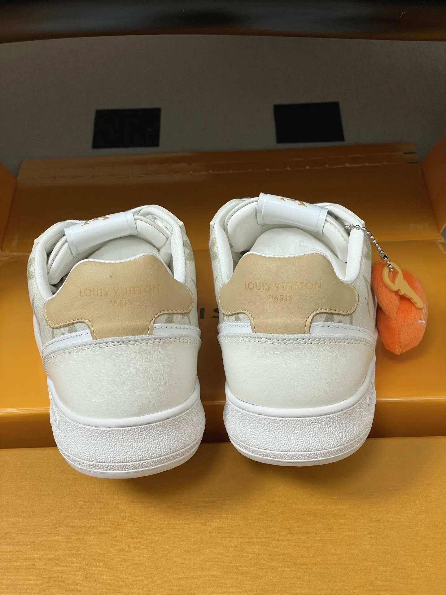 p310-(配高档飞机盒✈️) 2026春夏新款 LOUIS VUITTON 路易威登 LV STADIUM 运动鞋 系带休闲鞋老花板鞋 LVStadium运动鞋为柔软牛皮革局部压印 Monogram图案,再现复古设计风潮。Monogram 帆布饰边和鞋头镂孔汇聚工致细节,鞋舌饰以LV字母标签,外底抒写路易威登标识。 鞋面:牛反绒 内里垫脚:羊皮 鞋底:开模橡胶大底 码数:35-39(40.41定做不退换)