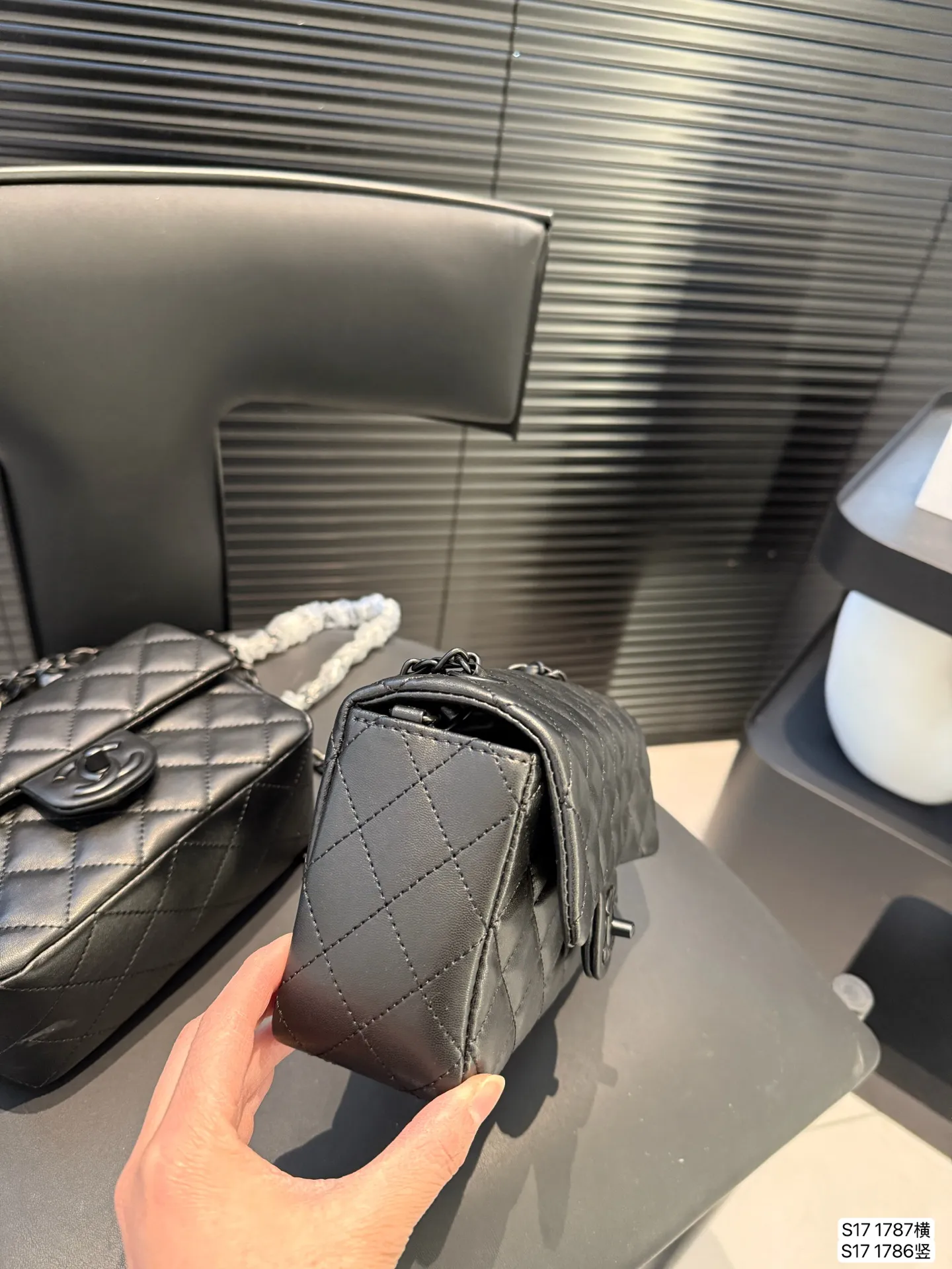 P135 香奈儿方胖子 女人总是被这种小细节拿捏一 可以斜挎单肩流浪背 精致可爱 又有点leboy的休闲随性 链条任意调 巨百搭 注定是一只越用越爱 的包包 尺寸：横版20 12 竖版18 12 货号 横1787 竖版1786