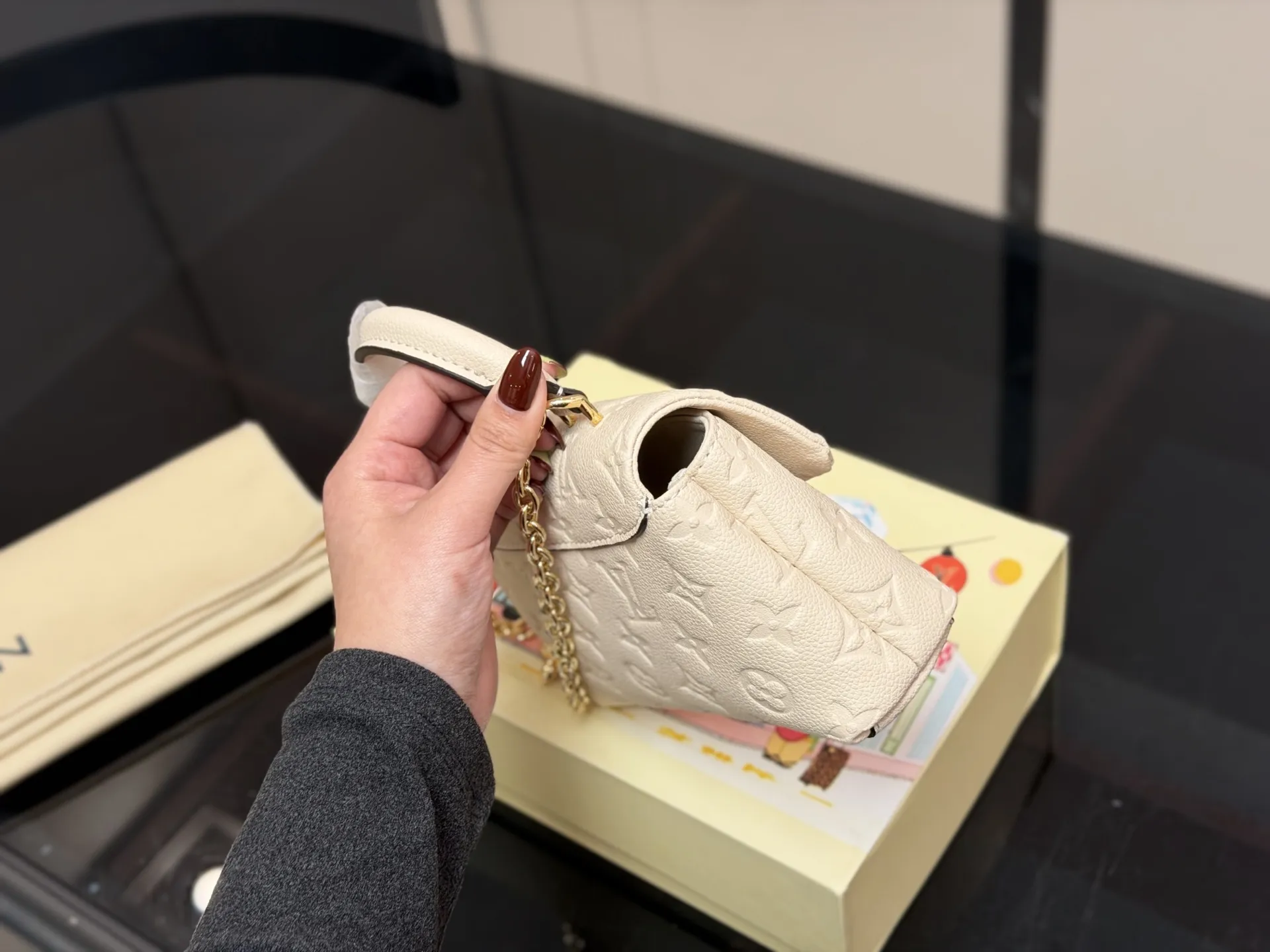 ¥145 迷你 配盒 size:21*11cmcm Lv nano madeleine 迷你玛德琳回归 公主包 配置两截链条!随意diy哦! 全粒纹Taurillon牛皮裁制