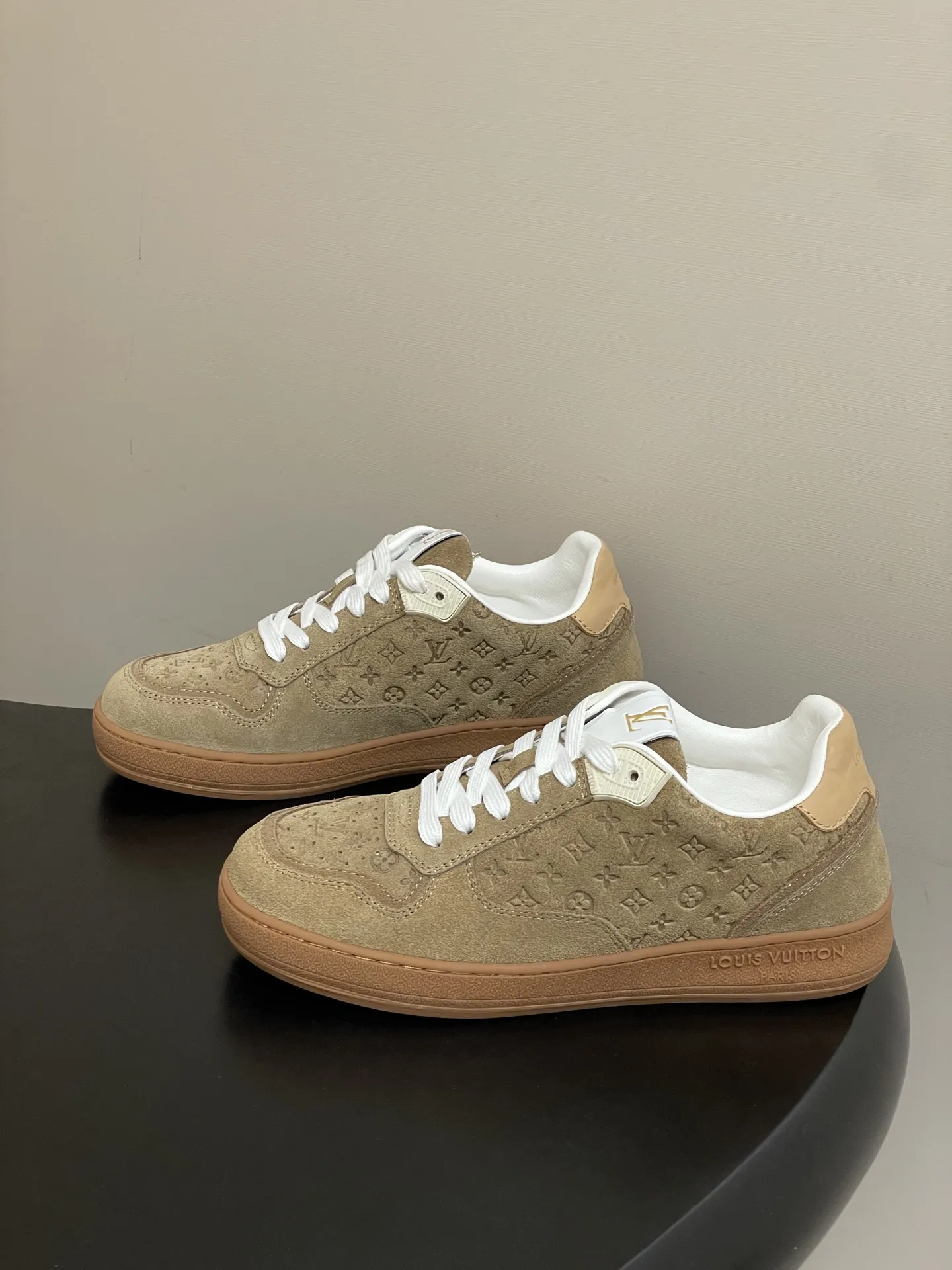p310-(配高档飞机盒✈️) 2026春夏新款 LOUIS VUITTON 路易威登 LV STADIUM 运动鞋 系带休闲鞋老花板鞋 本款LVStadium运动鞋取材绒面牛皮革,以局部压印的Mini Monogram图案烘托复古风尚。后部皮革饰边烫印品牌标识,与路易威登皮具系列遥相呼应,橡胶外底成就轻盈穿着体验。 鞋面:牛反绒 内里垫脚:羊皮 鞋底:开模橡胶大底 码数:35-39(40.41定做不退换)
