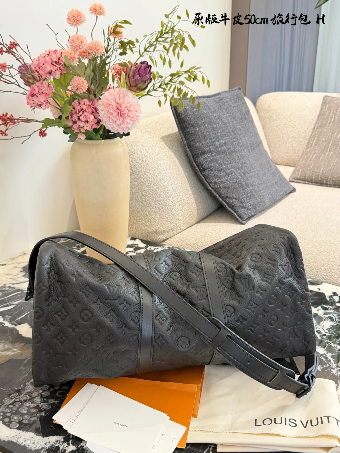 p340 压花牛皮50cm 经典款旅行袋｜出行所需旅行包推荐 Keepall 旅行袋，标志性外观及高端材质，机舱行李尺寸可轻松收纳短途旅行所需，M59025，尺寸50&times;30旅行包 #男包 #lv #旅行包包 #lvkeepall旅行袋