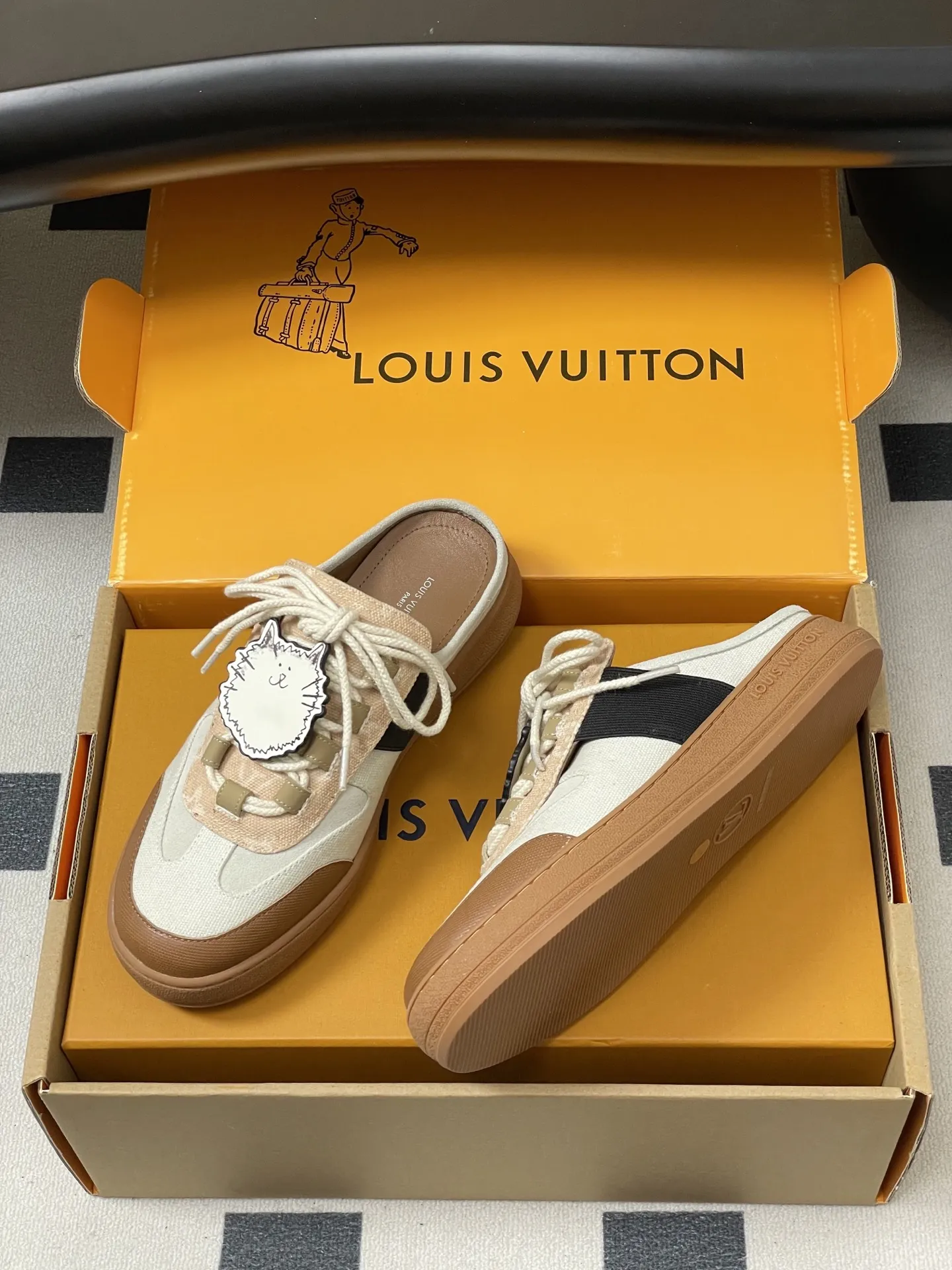 p310-(配高档飞机盒✈️) 2026春夏新款 LOUIS VUITTON 路易威登 LV Grace Coddington / 联名款猫猫Catogram系列 Lous露跟运动鞋系带包头穆勒厚底半拖鞋 LV与Grace Coddington联名的猫猫系列半拖鞋,米白+棕色拼接,麂皮和织物材质,鞋面有猫咪挂饰超可爱! 本款Lous露跟运动鞋携Monogram压纹绒面牛皮革重回视野,为加垫鞋舌压印路易威登标识,与双鞋带一道展露滑板鞋的灵感启发。便 捷穿脱的设计升级舒适体验。 鞋面:定制布料拼接牛反绒 内里垫脚:羊皮 鞋底:开模橡胶大底 码数:女35-39(40.41定做不退换)