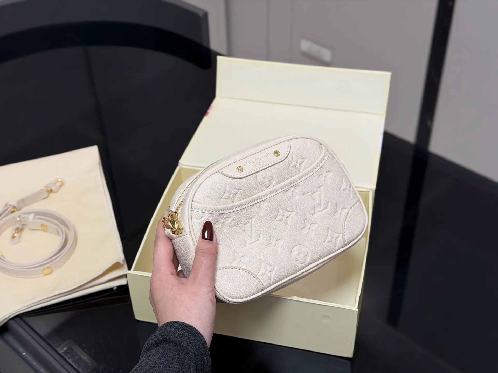 &yen;175 配折叠盒 尺寸：19*16cm Lv 25fw相机包 最最最新上线哦！ 耐看！实用且能装！ 老花经典款！ 绝对的高级货！ 搜索🔍Lv 相机包