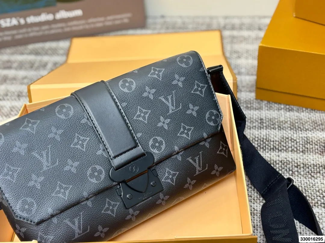 P145配折叠盒⚠️尺寸28.18 LV S Cape黑武士邮差包 日常通勤实用款,磁吸开合 高级又炫酷,就是硬帅 而且黑色很百搭,日常怎么搭配都不会出错 容量很nice,自重也很轻便 肩带也可以调节的哦!