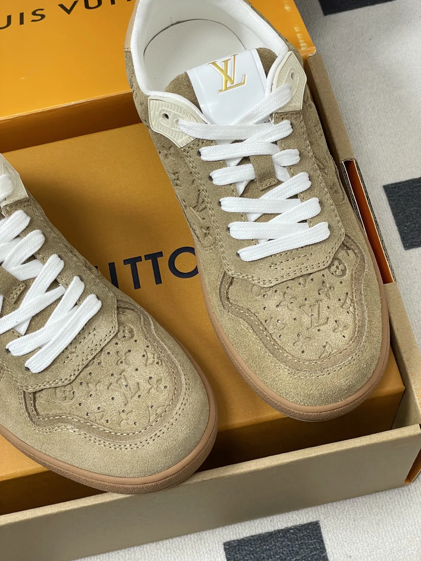 p310-(配高档飞机盒✈️) 2026春夏新款 LOUIS VUITTON 路易威登 LV STADIUM 运动鞋 系带休闲鞋老花板鞋 本款LVStadium运动鞋取材绒面牛皮革,以局部压印的Mini Monogram图案烘托复古风尚。后部皮革饰边烫印品牌标识,与路易威登皮具系列遥相呼应,橡胶外底成就轻盈穿着体验。 鞋面:牛反绒 内里垫脚:羊皮 鞋底:开模橡胶大底 码数:35-39(40.41定做不退换)
