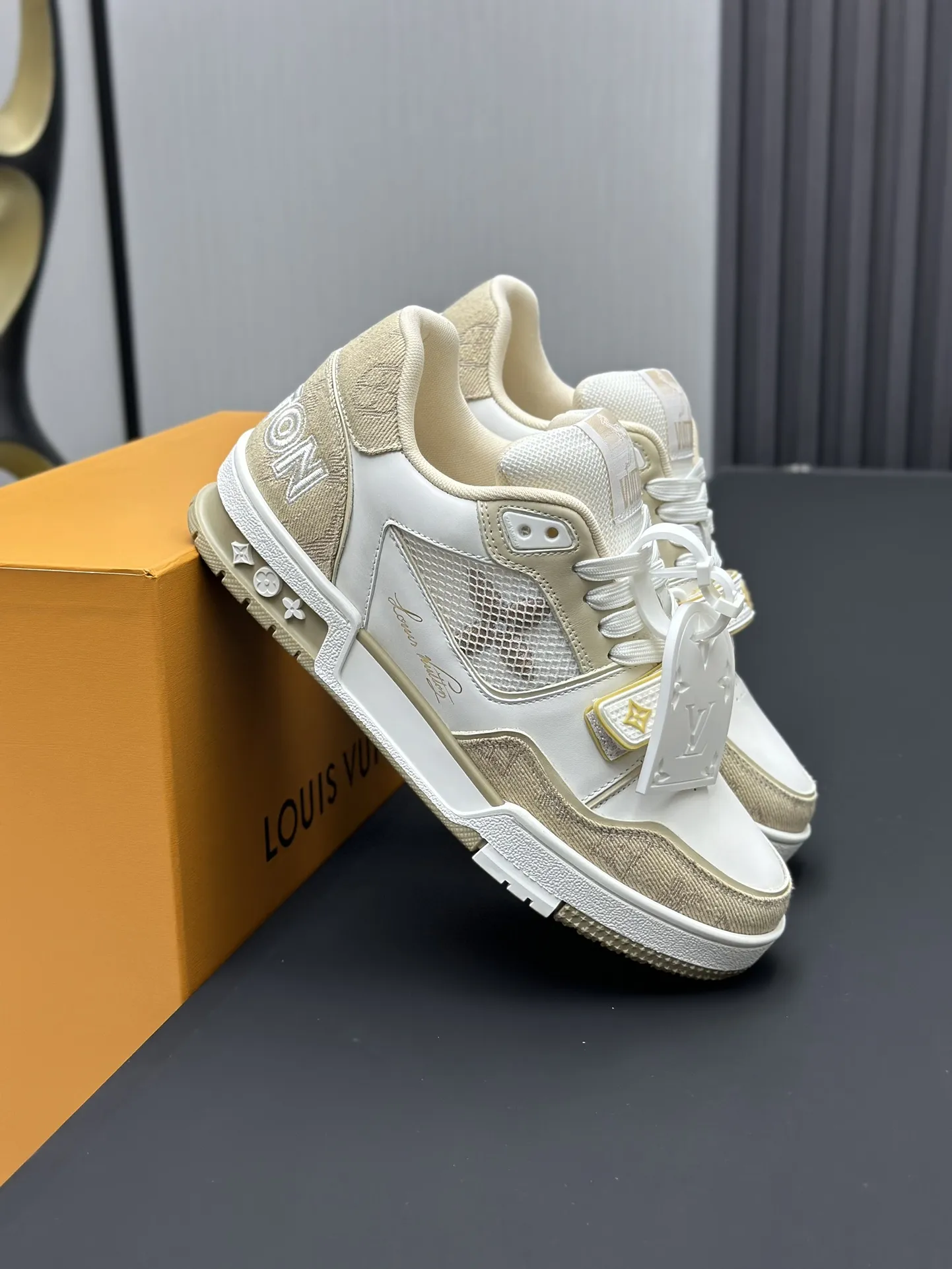 工厂直销¥310💰顶级版本 LV-路易威登-经典走秀新款 空胶工艺·原版1:1开发复刻!!上脚非常舒适 奢侈用料,做工精细,中底印有欧洲制造英文字母 鞋面由意大利进口小牛皮拼接,侧边饰有品牌LOGO标志及签名,最新乳胶垫脚➕网布内里,脚感超舒适。原厂特供原版双色TPU组合大底。套包工艺 固特异缝合锁边 面料:独家定制头层牛皮 配件:独家私模Vuitton 标识, 内里:定制丝滑网里-头层丝绸牛皮内里 大底:TPU组合大底耐磨防滑防黄 垫脚:新款乳胶垫-网纱吸汗 专柜工艺:全电脑针车拉线 鞋头 后套 冷热定型 全套拉帮套楦中低logo花纹 专柜包装 -鞋带 证书 卡片 说明书 合格证 防尘袋 全网最齐包装 女款35-40男款38-46(38/46订做不退换!