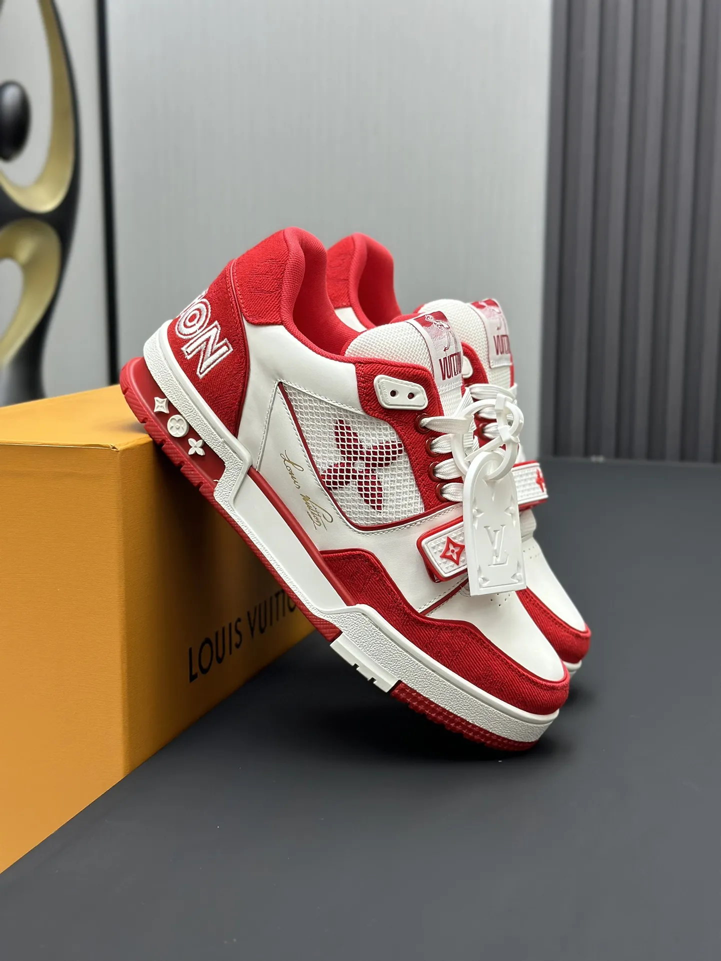 工厂直销&yen;300💰顶级版本 LV-路易威登-经典走秀新款 空胶工艺&middot;原版1：1开发复刻！！上脚非常舒适 奢侈用料，做工精细，中底印有欧洲制造英文字母 鞋面由意大利进口小牛皮拼接，侧边饰有品牌LOGO标志及签名，最新乳胶垫脚➕网布内里，脚感超舒适。原厂特供原版双色TPU组合大底。套包工艺 固特异缝合锁边 面料:独家定制头层牛皮 配件:独家私模Vuitton 标识， 内里:定制丝滑网里-头层丝绸牛皮内里 大底:TPU组合大底耐磨防滑防黄 垫脚:新款乳胶垫-网纱吸汗 专柜工艺:全电脑针车拉线 鞋头 后套 冷热定型 全套拉帮套楦中低logo花纹 专柜包装 -鞋带 证书 卡片 说明书 合格证 防尘袋 全网最齐包装 女款35-40男款38-46（38/46订做不退换！