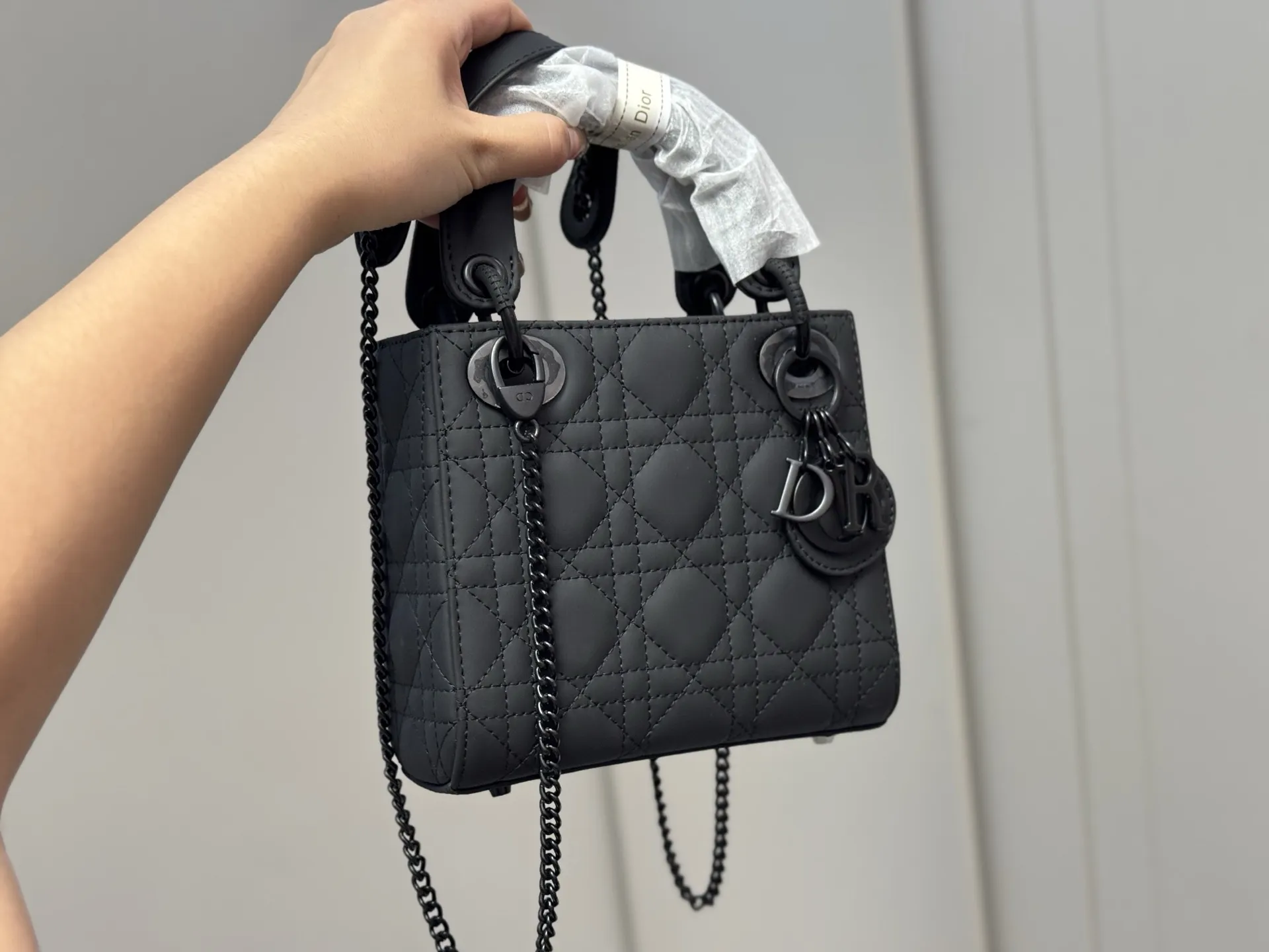 &yen;200 &yen;190 &yen;185 配折叠盒 尺寸：24*20cm 20*18cm 17*13cm 高品版.升级出货 ✅ 迪奥 戴妃磨砂 每个颜色真的太好看啦 春节是不是都需要它！