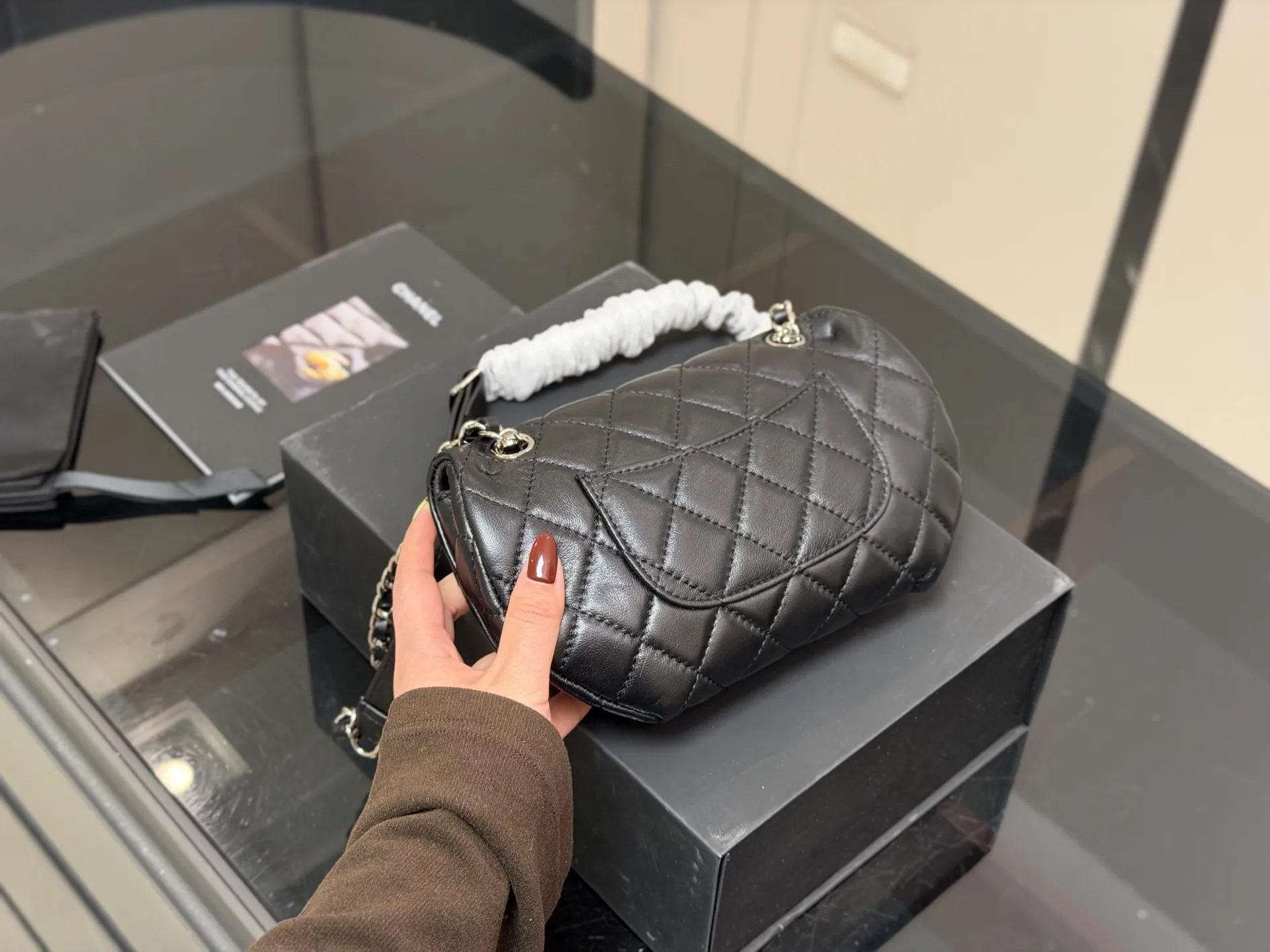 ¥205 配折叠盒 香奈儿 胸包腰包 永远的百搭单品 上身绝美 这份质感 小仙女们值得拥有 尺寸:18.12cm