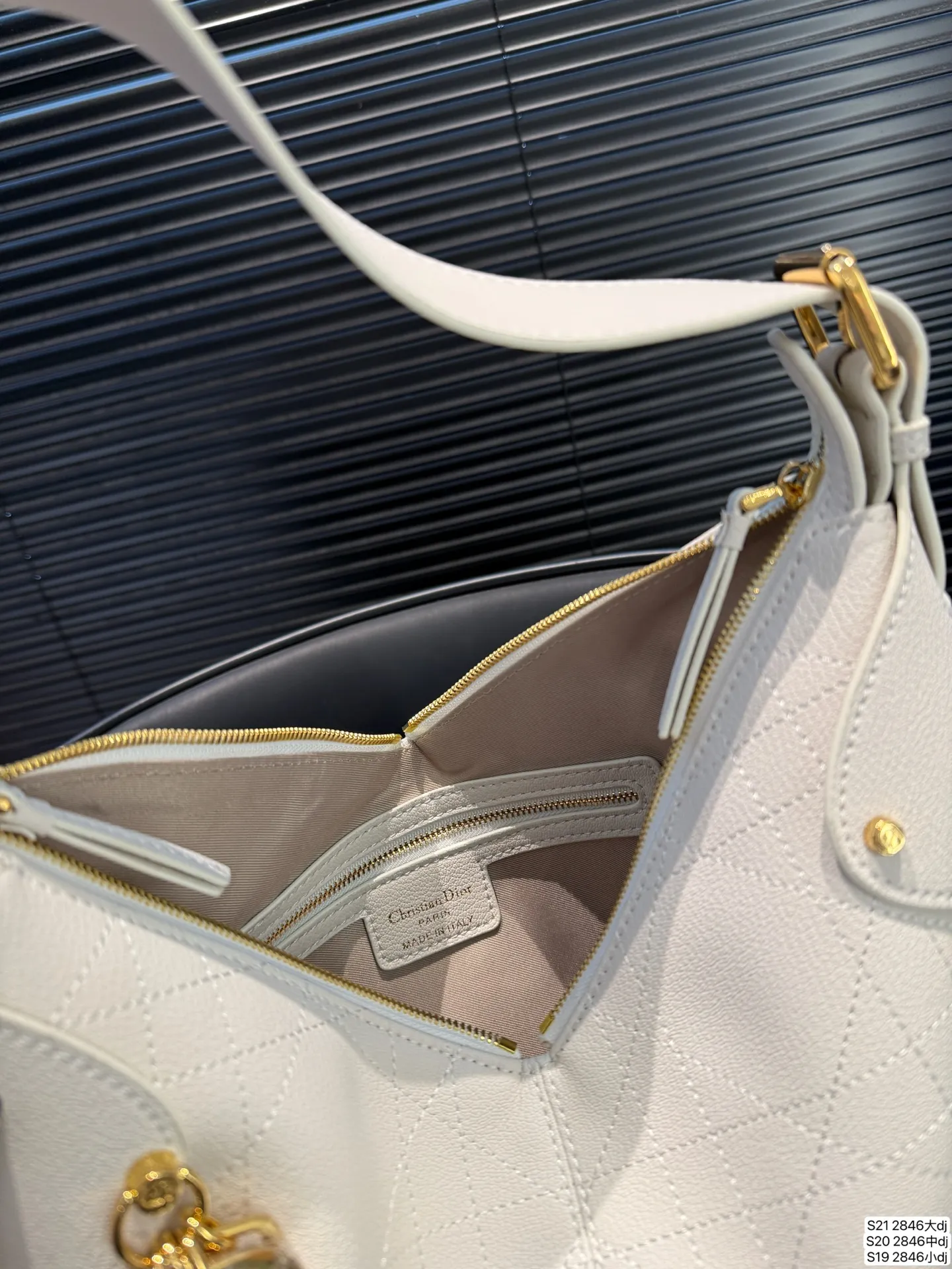 大号P155 中号P150 小号P145 迪奥Dior Voyage也太上镜了叭～ 慵懒的Hobo包型低调又高级！ V字包口设计，即使去比较冷的地方穿着厚外套，背着也不会卡美美摆造型，出片不用愁，巨能装！手机相机口红全塞下，旅行逛街轻便又能打～ 🔍迪奥新品，尺寸大号36 23 中28 18 小号21 26 货号2846