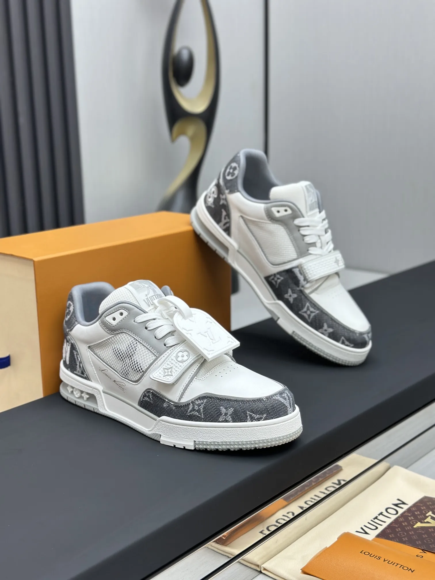 工厂直销¥300💰顶级版本 LV-路易威登-经典走秀新款 空胶工艺·原版1:1开发复刻!!上脚非常舒适 奢侈用料,做工精细,中底印有欧洲制造英文字母 鞋面由意大利进口小牛皮拼接,侧边饰有品牌LOGO标志及签名,最新乳胶垫脚➕网布内里,脚感超舒适。原厂特供原版双色TPU组合大底。套包工艺 固特异缝合锁边 面料:独家定制头层牛皮 配件:独家私模Vuitton 标识, 内里:定制丝滑网里-头层丝绸牛皮内里 大底:TPU组合大底耐磨防滑防黄 垫脚:新款乳胶垫-网纱吸汗 专柜工艺:全电脑针车拉线 鞋头 后套 冷热定型 全套拉帮套楦中低logo花纹 专柜包装 -鞋带 证书 卡片 说明书 合格证 防尘袋 全网最齐包装 女款35-40男款38-46(38/46订做不退换!