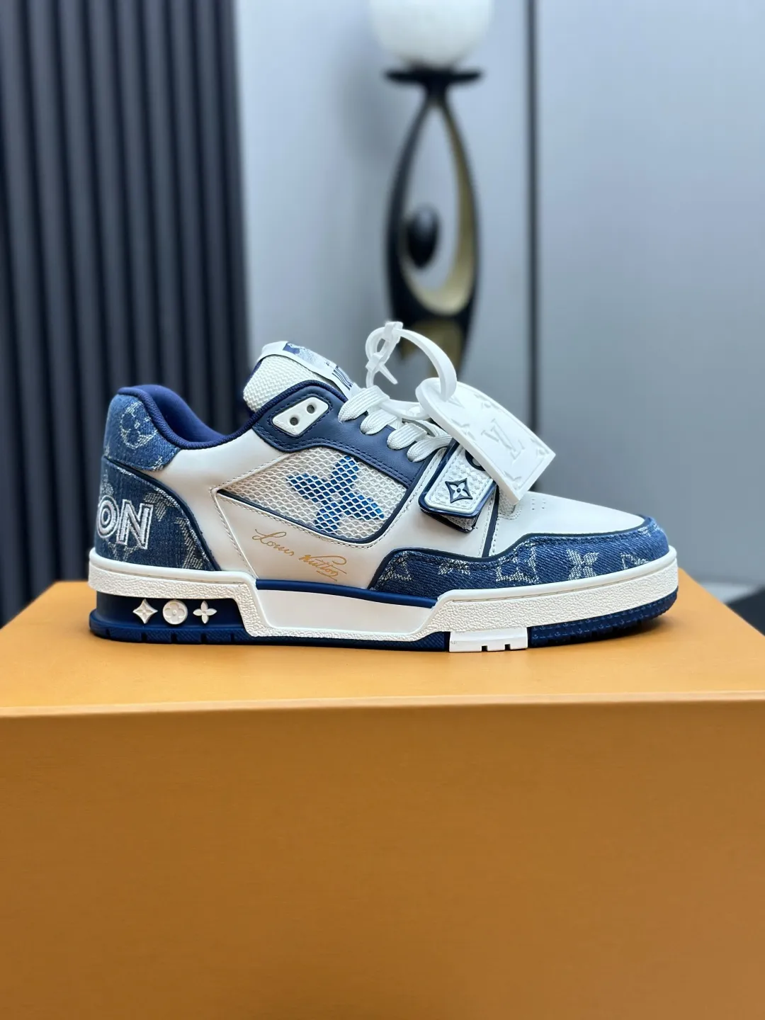 工厂直销&yen;300💰顶级版本 LV-路易威登-经典走秀新款 空胶工艺&middot;原版1：1开发复刻！！上脚非常舒适 奢侈用料，做工精细，中底印有欧洲制造英文字母 鞋面由意大利进口小牛皮拼接，侧边饰有品牌LOGO标志及签名，最新乳胶垫脚➕网布内里，脚感超舒适。原厂特供原版双色TPU组合大底。套包工艺 固特异缝合锁边 面料:独家定制头层牛皮 配件:独家私模Vuitton 标识， 内里:定制丝滑网里-头层丝绸牛皮内里 大底:TPU组合大底耐磨防滑防黄 垫脚:新款乳胶垫-网纱吸汗 专柜工艺:全电脑针车拉线 鞋头 后套 冷热定型 全套拉帮套楦中低logo花纹 专柜包装 -鞋带 证书 卡片 说明书 合格证 防尘袋 全网最齐包装 女款35-40男款38-46（38/46订做不退换！