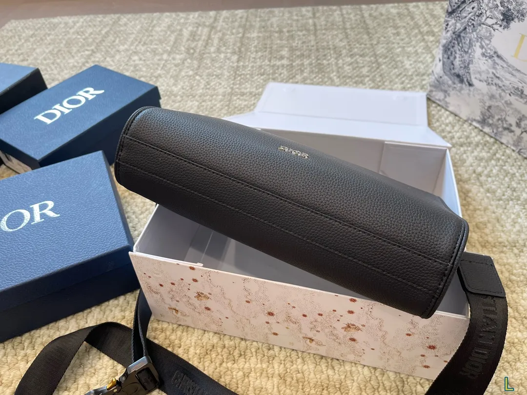 ¥180折叠盒 迪奥 Dior Oblique斜挎包 属于是一看就看上的类型 这款包是男包 靈但是男生女生都可以背 非常的百搭 可以适用于正式、休闲的场合 真的让我无法抗拒 尺寸29 22