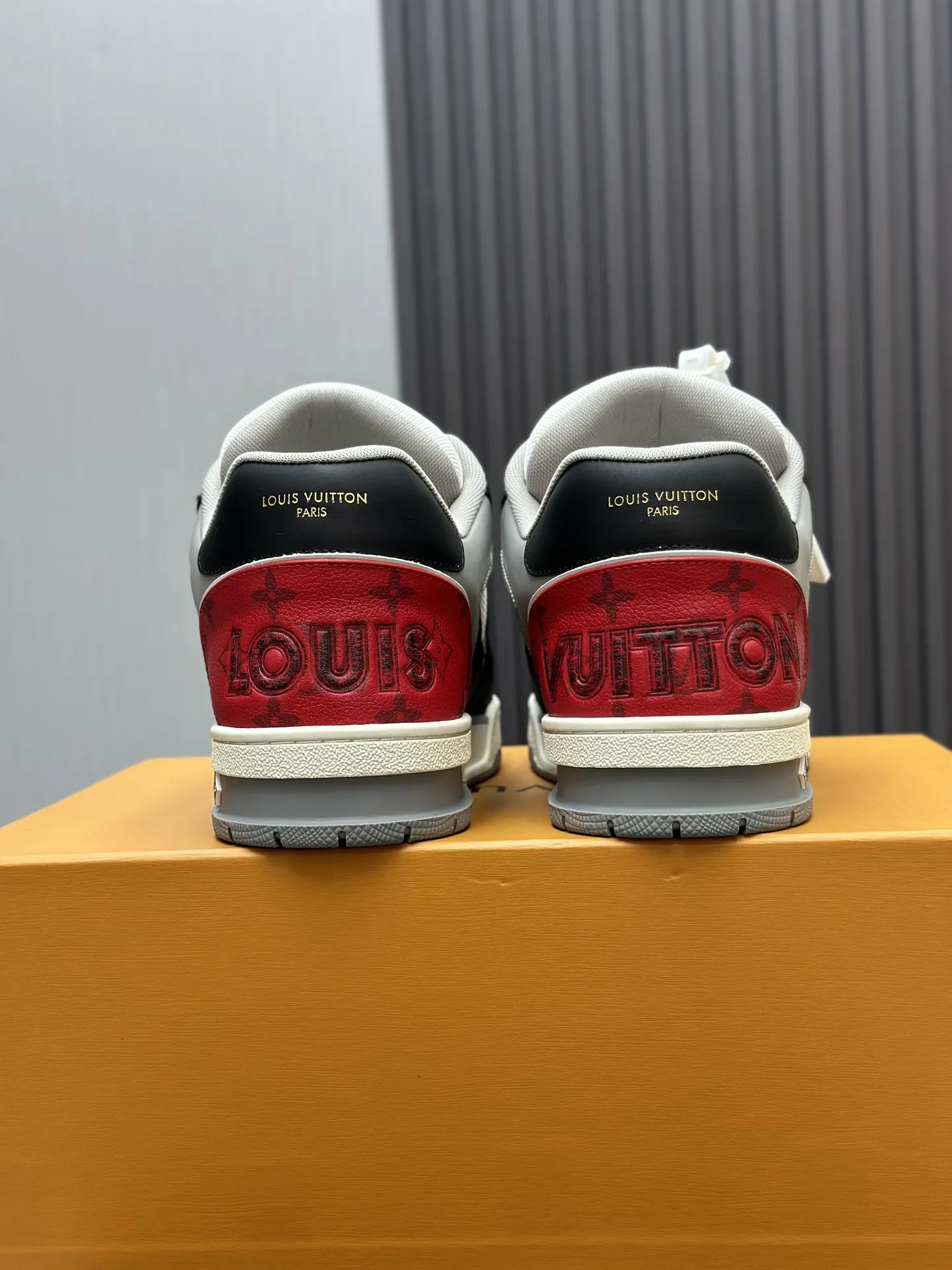 工厂直销¥300💰顶级版本 LV-路易威登-经典走秀新款 空胶工艺·原版1:1开发复刻!!上脚非常舒适 奢侈用料,做工精细,中底印有欧洲制造英文字母 鞋面由意大利进口小牛皮拼接,侧边饰有品牌LOGO标志及签名,最新乳胶垫脚➕网布内里,脚感超舒适。原厂特供原版双色TPU组合大底。套包工艺 固特异缝合锁边 面料:独家定制头层牛皮 配件:独家私模Vuitton 标识, 内里:定制丝滑网里-头层丝绸牛皮内里 大底:TPU组合大底耐磨防滑防黄 垫脚:新款乳胶垫-网纱吸汗 专柜工艺:全电脑针车拉线 鞋头 后套 冷热定型 全套拉帮套楦中低logo花纹 专柜包装 -鞋带 证书 卡片 说明书 合格证 防尘袋 全网最齐包装 女款35-40男款38-46(38/46订做不退换!