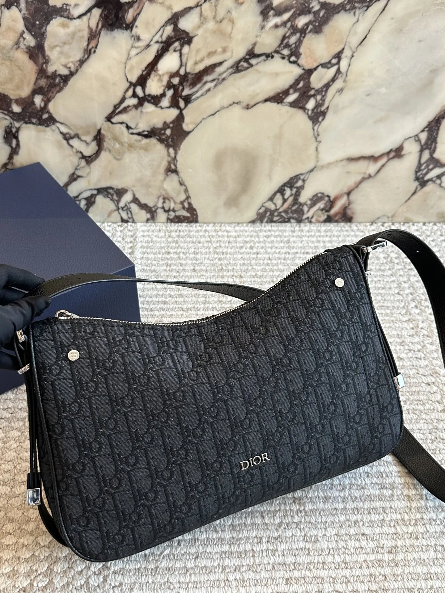 p175 Dior D-Dream Oblique手袋 💙Dior D-Dream Oblique手袋,经典蓝色Oblique印花+光滑牛皮革,简约复古又超有辨识度✨。中号尺寸,肩带可调节,手提、单肩、斜挎都OK,通勤日常都能轻松驾驭。内部空间合理,手机、化妆品都能装下,轻便易打理,时尚实用两不误!D-Dream系列是Dior近年超火的热门款,时髦精们必入!👜35cm配盒子