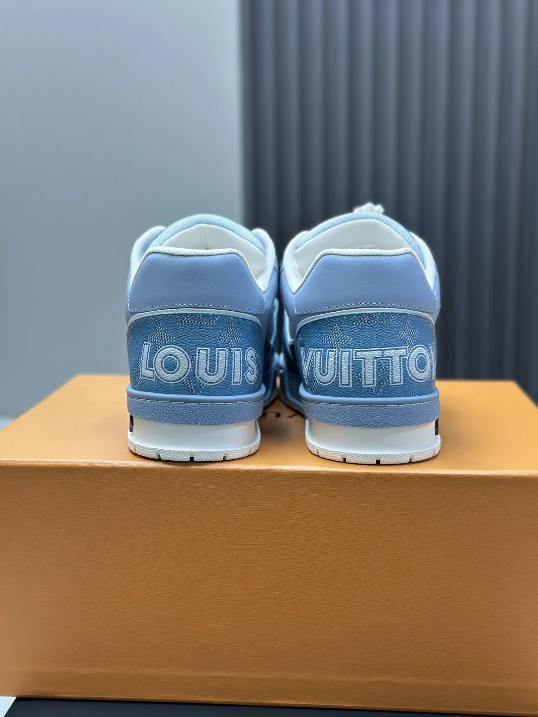 工厂直销¥300💰顶级版本 LV-路易威登-经典走秀新款 空胶工艺·原版1:1开发复刻!!上脚非常舒适 奢侈用料,做工精细,中底印有欧洲制造英文字母 鞋面由意大利进口小牛皮拼接,侧边饰有品牌LOGO标志及签名,最新乳胶垫脚➕网布内里,脚感超舒适。原厂特供原版双色TPU组合大底。套包工艺 固特异缝合锁边 面料:独家定制头层牛皮 配件:独家私模Vuitton 标识, 内里:定制丝滑网里-头层丝绸牛皮内里 大底:TPU组合大底耐磨防滑防黄 垫脚:新款乳胶垫-网纱吸汗 专柜工艺:全电脑针车拉线 鞋头 后套 冷热定型 全套拉帮套楦中低logo花纹 专柜包装 -鞋带 证书 卡片 说明书 合格证 防尘袋 全网最齐包装 女款35-40男款38-46(38/46订做不退换!