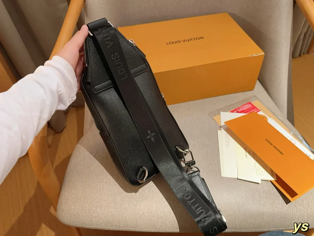 💰135 LV/路易威登 男包 Avenue PM 经典男士胸包 尺寸16&times;31&times;4 礼盒包装🎁