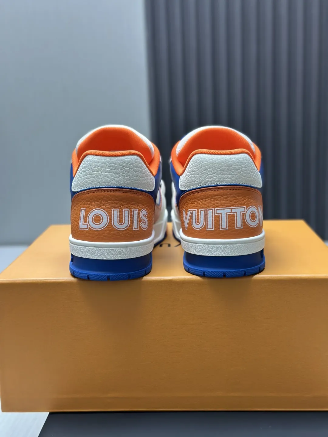 工厂直销¥300💰顶级版本 LV-路易威登-经典走秀新款 空胶工艺·原版1:1开发复刻!!上脚非常舒适 奢侈用料,做工精细,中底印有欧洲制造英文字母 鞋面由意大利进口小牛皮拼接,侧边饰有品牌LOGO标志及签名,最新乳胶垫脚➕网布内里,脚感超舒适。原厂特供原版双色TPU组合大底。套包工艺 固特异缝合锁边 面料:独家定制头层牛皮 配件:独家私模Vuitton 标识, 内里:定制丝滑网里-头层丝绸牛皮内里 大底:TPU组合大底耐磨防滑防黄 垫脚:新款乳胶垫-网纱吸汗 专柜工艺:全电脑针车拉线 鞋头 后套 冷热定型 全套拉帮套楦中低logo花纹 专柜包装 -鞋带 证书 卡片 说明书 合格证 防尘袋 全网最齐包装 女款35-40男款38-46(38/46订做不退换!