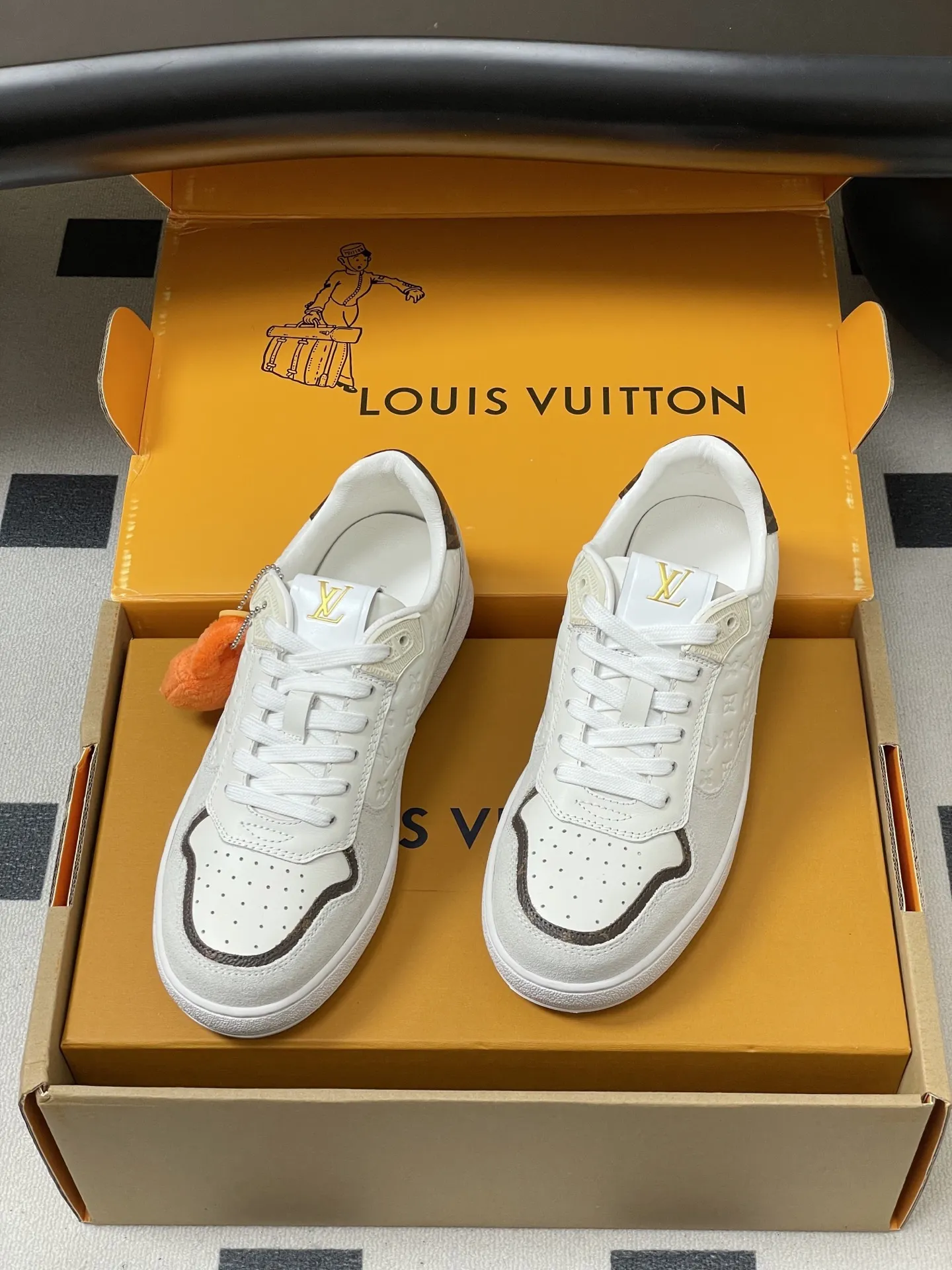 p310-（配高档飞机盒✈️） 2026春夏新款 LOUIS VUITTON 路易威登 LV STADIUM 运动鞋 系带休闲鞋老花板鞋 LVStadium运动鞋为柔软牛皮革局部压印 Monogram图案，再现复古设计风潮。Monogram 帆布饰边和鞋头镂孔汇聚工致细节，鞋舌饰以LV字母标签，外底抒写路易威登标识。 鞋面：牛反绒 内里垫脚：羊皮 鞋底：开模橡胶大底 码数：35-39（40.41定做不退换）