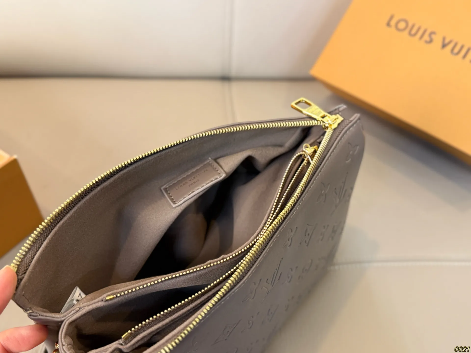 &yen;185飞机盒 LV coussin斜挎包 超级好搭配 适合日常出行 集美必入 尺寸27 20