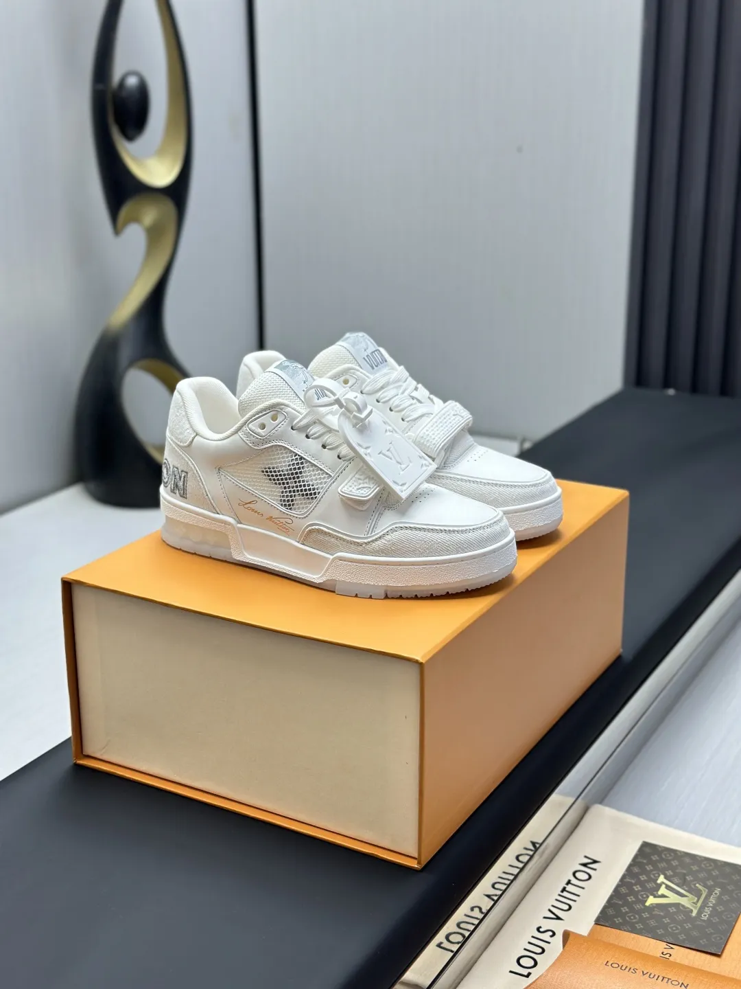 工厂直销¥300💰顶级版本 LV-路易威登-经典走秀新款 空胶工艺·原版1:1开发复刻!!上脚非常舒适 奢侈用料,做工精细,中底印有欧洲制造英文字母 鞋面由意大利进口小牛皮拼接,侧边饰有品牌LOGO标志及签名,最新乳胶垫脚➕网布内里,脚感超舒适。原厂特供原版双色TPU组合大底。套包工艺 固特异缝合锁边 面料:独家定制头层牛皮 配件:独家私模Vuitton 标识, 内里:定制丝滑网里-头层丝绸牛皮内里 大底:TPU组合大底耐磨防滑防黄 垫脚:新款乳胶垫-网纱吸汗 专柜工艺:全电脑针车拉线 鞋头 后套 冷热定型 全套拉帮套楦中低logo花纹 专柜包装 -鞋带 证书 卡片 说明书 合格证 防尘袋 全网最齐包装 女款35-40男款38-46(38/46订做不退换!