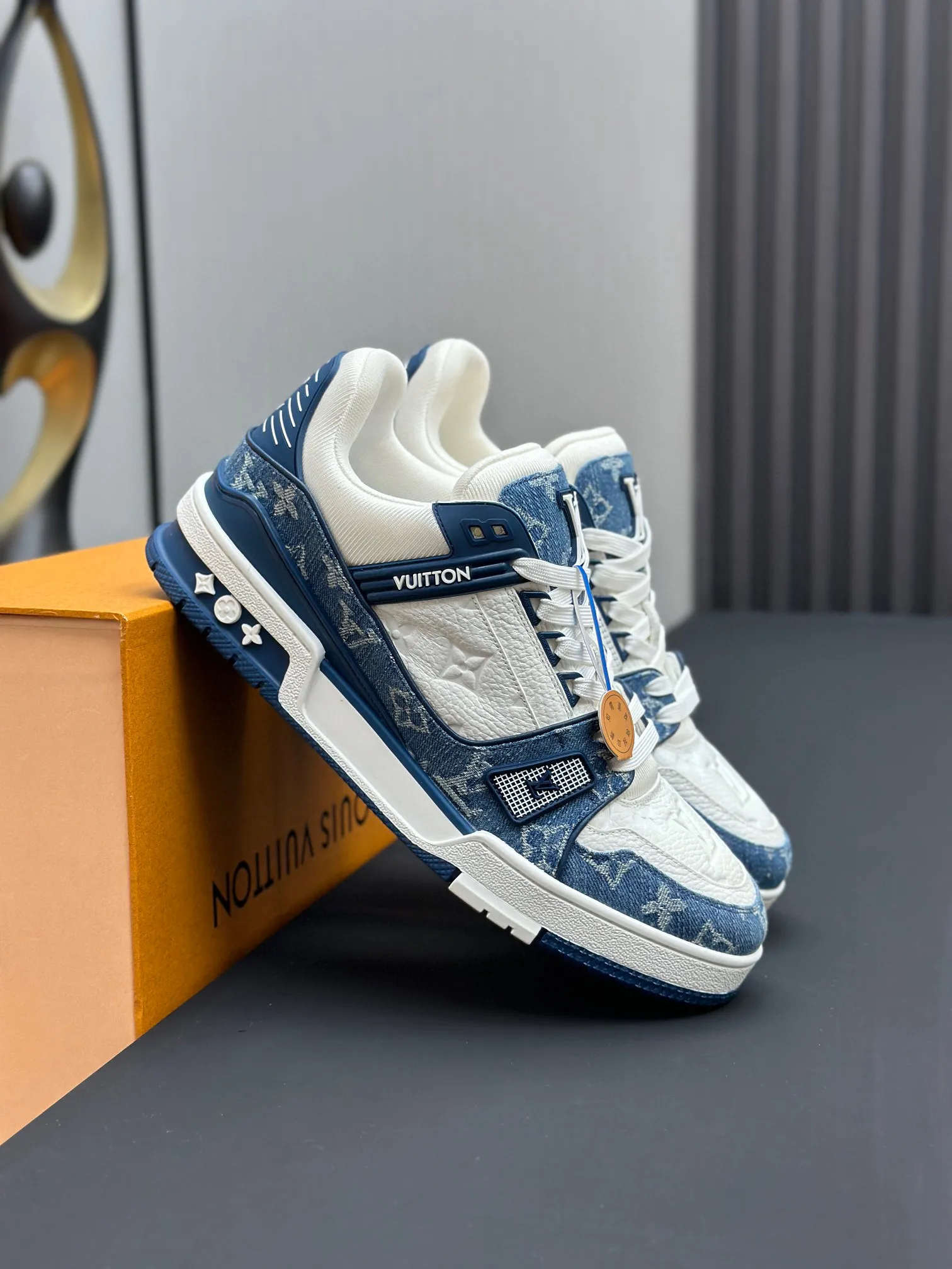 p280 💰路易威登全新配色LV Trainer 款号1A8FN8，新款发布会预定，荔枝纹皮拼蓝水洗牛仔布料，重新演绎经典 LV Trainer 。Monogram 牛仔布鞋面搭配小牛皮革饰边，展现高雅艺术和前卫潮流的相遇，在业界具有独树一帜的影响力。 🆚独家定制牛皮 🆚所有切边口都按照原版的步骤加工涂边 🆚独家私模Vuitton 标识，鞋带排 🆚定制丝滑网里 🆚TPU组合成底耐磨防滑防黄 ✅原版开模大底也深藏着Monogram 花卉 流程：全针车拉线。鞋头，后套，冷热加工定型。全套拉帮套楦。 35-40女 39-44（45.46）