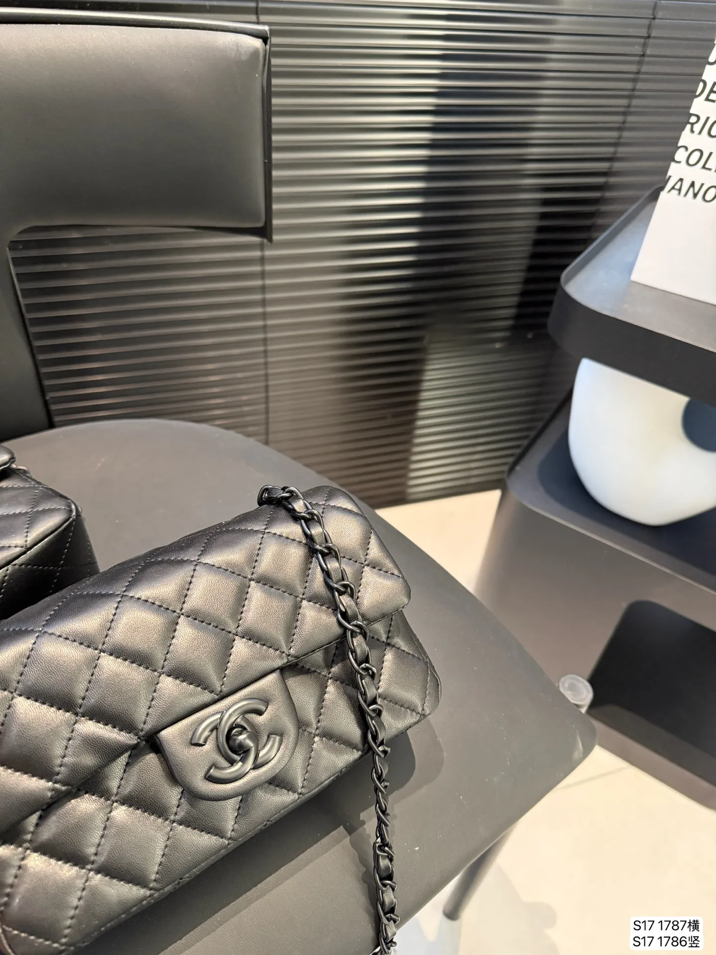 P135 香奈儿方胖子 女人总是被这种小细节拿捏一 可以斜挎单肩流浪背 精致可爱 又有点leboy的休闲随性 链条任意调 巨百搭 注定是一只越用越爱 的包包 尺寸:横版20 12 竖版18 12 货号 横1787 竖版1786