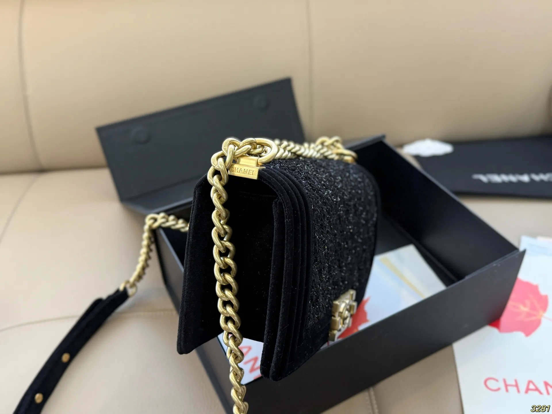 &yen;175折叠盒 香奈儿辣妈包 Chanel Leboy满满的小香风 可爱飒酷女孩必备 超级抢眼 Chanel 真叫人无法抗拒 尺寸：25 14