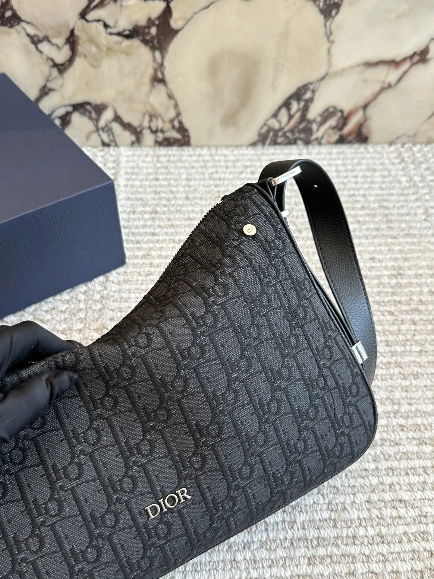 p175 Dior D-Dream Oblique手袋​​ 💙Dior D-Dream Oblique手袋，经典蓝色Oblique印花+光滑牛皮革，简约复古又超有辨识度✨。中号尺寸，肩带可调节，手提、单肩、斜挎都OK，通勤日常都能轻松驾驭。内部空间合理，手机、化妆品都能装下，轻便易打理，时尚实用两不误！D-Dream系列是Dior近年超火的热门款，时髦精们必入！👜35cm配盒子