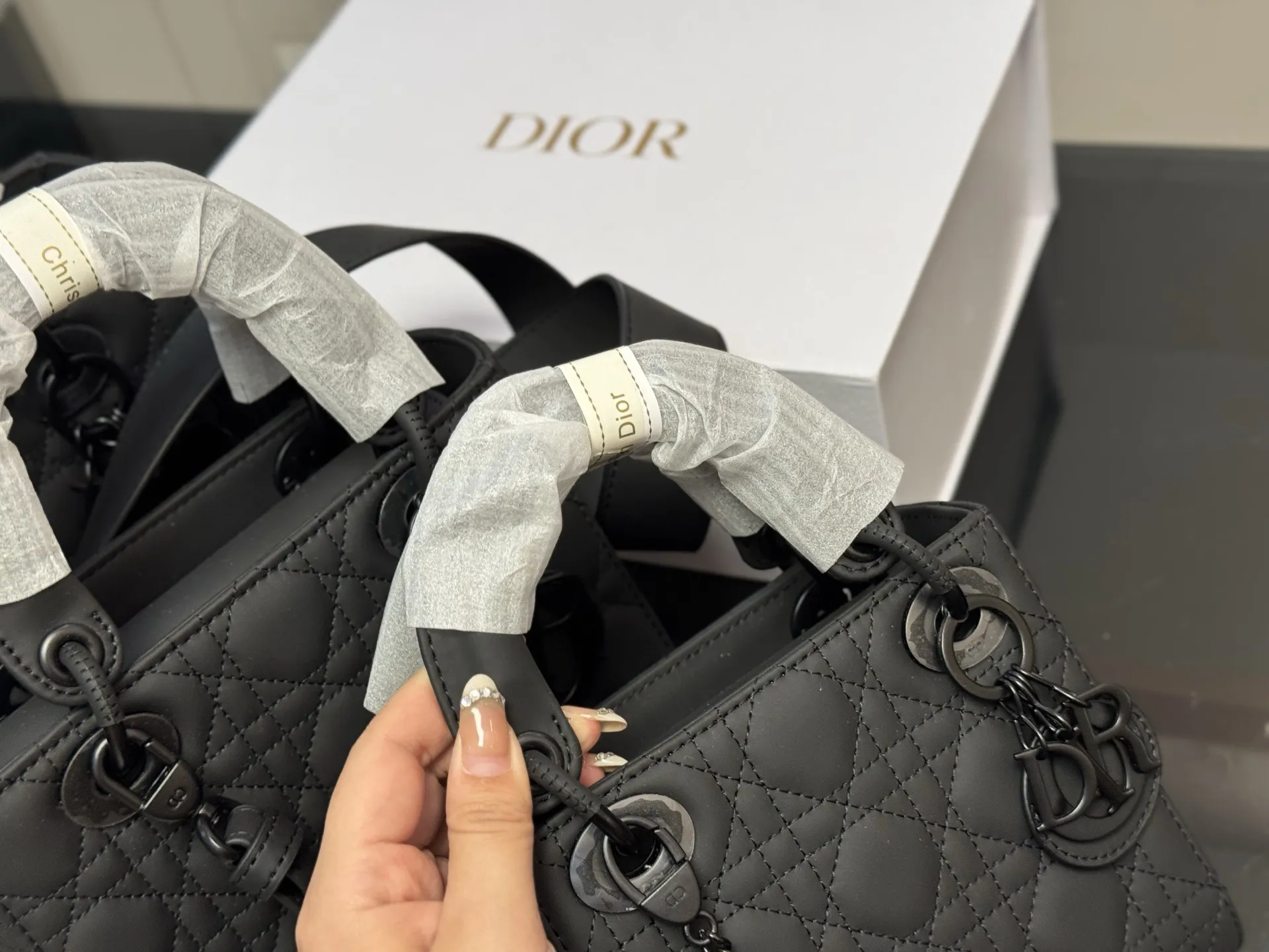 &yen;200 &yen;190 &yen;185 配折叠盒 尺寸：24*20cm 20*18cm 17*13cm 高品版.升级出货 ✅ 迪奥 戴妃磨砂 每个颜色真的太好看啦 春节是不是都需要它！