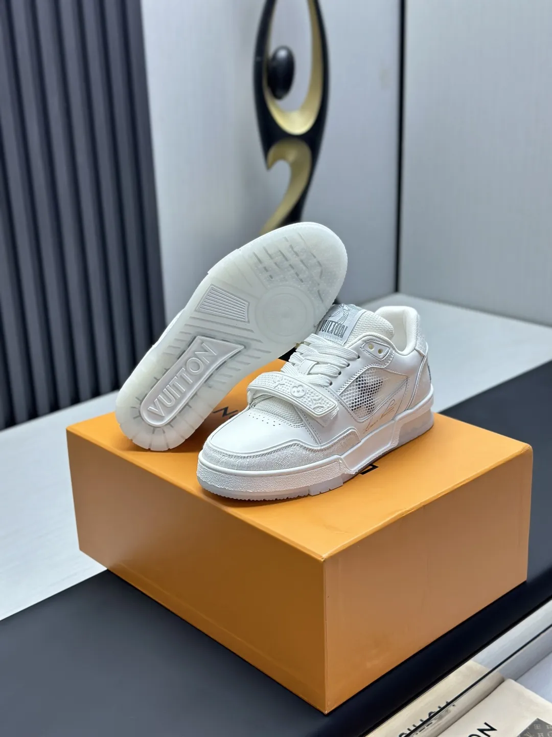 工厂直销¥300💰顶级版本 LV-路易威登-经典走秀新款 空胶工艺·原版1:1开发复刻!!上脚非常舒适 奢侈用料,做工精细,中底印有欧洲制造英文字母 鞋面由意大利进口小牛皮拼接,侧边饰有品牌LOGO标志及签名,最新乳胶垫脚➕网布内里,脚感超舒适。原厂特供原版双色TPU组合大底。套包工艺 固特异缝合锁边 面料:独家定制头层牛皮 配件:独家私模Vuitton 标识, 内里:定制丝滑网里-头层丝绸牛皮内里 大底:TPU组合大底耐磨防滑防黄 垫脚:新款乳胶垫-网纱吸汗 专柜工艺:全电脑针车拉线 鞋头 后套 冷热定型 全套拉帮套楦中低logo花纹 专柜包装 -鞋带 证书 卡片 说明书 合格证 防尘袋 全网最齐包装 女款35-40男款38-46(38/46订做不退换!