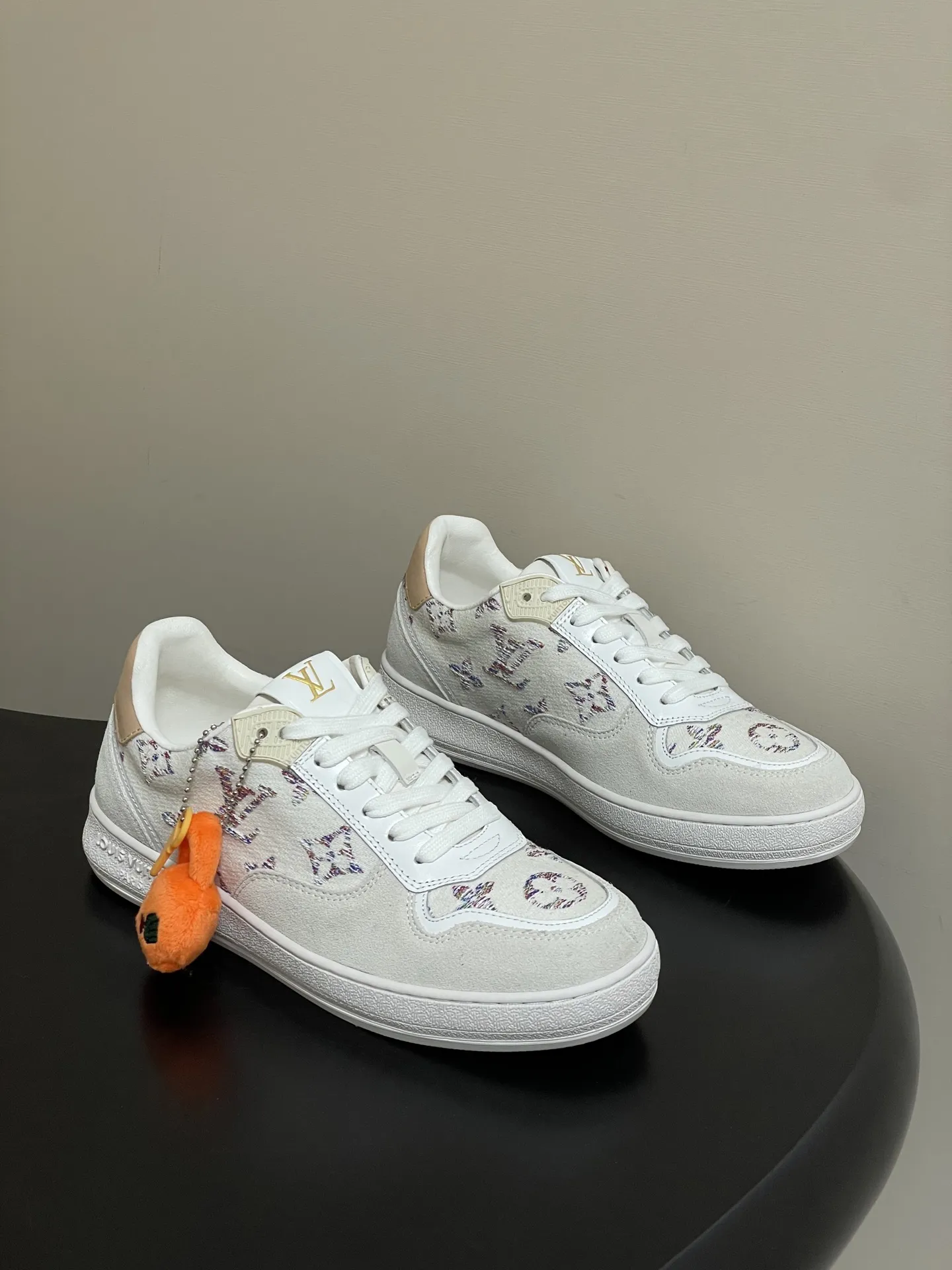 p310-(配高档飞机盒✈️) 2026春夏新款 LOUIS VUITTON 路易威登 LV STADIUM 运动鞋 系带休闲鞋老花板鞋 LVStadium运动鞋为柔软牛皮革局部压印 Monogram图案,再现复古设计风潮。Monogram 帆布饰边和鞋头镂孔汇聚工致细节,鞋舌饰以LV字母标签,外底抒写路易威登标识。 鞋面:牛反绒 内里垫脚:羊皮 鞋底:开模橡胶大底 码数:35-39(40.41定做不退换)