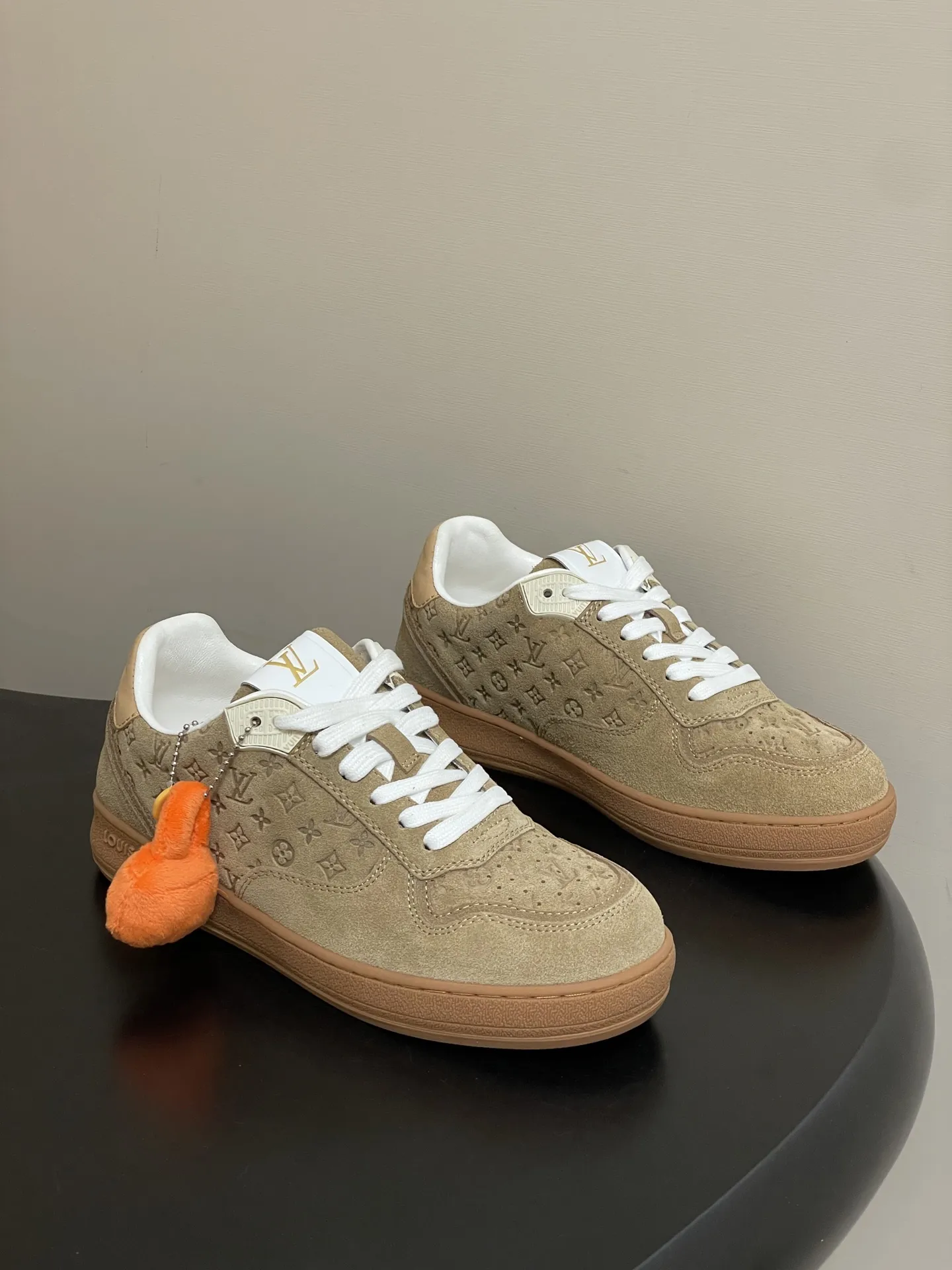 p310-（配高档飞机盒✈️） 2026春夏新款 LOUIS VUITTON 路易威登 LV STADIUM 运动鞋 系带休闲鞋老花板鞋 本款LVStadium运动鞋取材绒面牛皮革，以局部压印的Mini Monogram图案烘托复古风尚。后部皮革饰边烫印品牌标识，与路易威登皮具系列遥相呼应，橡胶外底成就轻盈穿着体验。 鞋面：牛反绒 内里垫脚：羊皮 鞋底：开模橡胶大底 码数：35-39（40.41定做不退换）