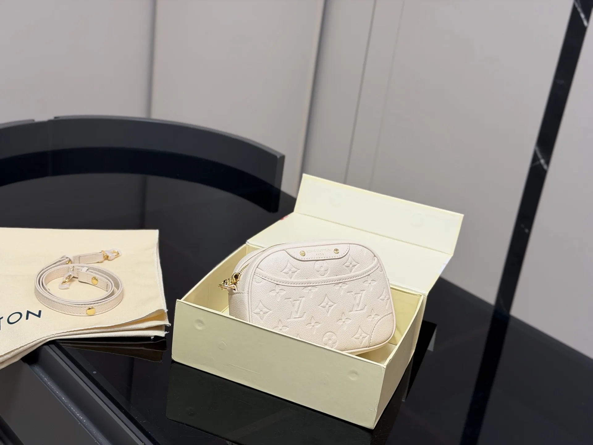 ¥175 配折叠盒 尺寸:19*16cm Lv 25fw相机包 最最最新上线哦! 耐看!实用且能装! 老花经典款! 绝对的高级货! 搜索🔍Lv 相机包