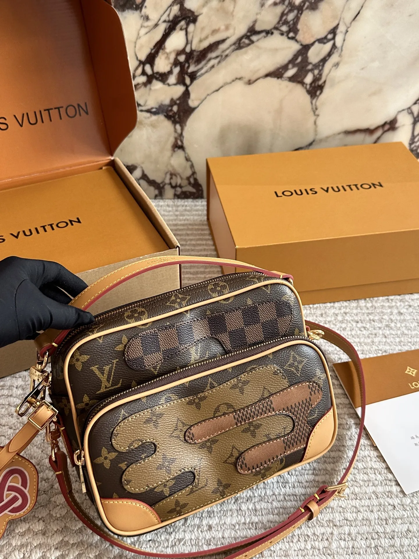 💰180 配盒🎁🎁🎁 size：25cm L家 相机包📷 百搭黑色入手了个男包 性价比真的很高 送男朋友的小姐姐们可以安排了 搜索🔍 lv