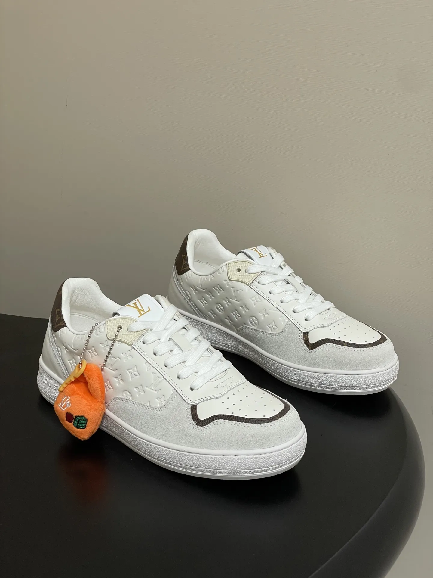 p310-(配高档飞机盒✈️) 2026春夏新款 LOUIS VUITTON 路易威登 LV STADIUM 运动鞋 系带休闲鞋老花板鞋 LVStadium运动鞋为柔软牛皮革局部压印 Monogram图案,再现复古设计风潮。Monogram 帆布饰边和鞋头镂孔汇聚工致细节,鞋舌饰以LV字母标签,外底抒写路易威登标识。 鞋面:牛反绒 内里垫脚:羊皮 鞋底:开模橡胶大底 码数:35-39(40.41定做不退换)