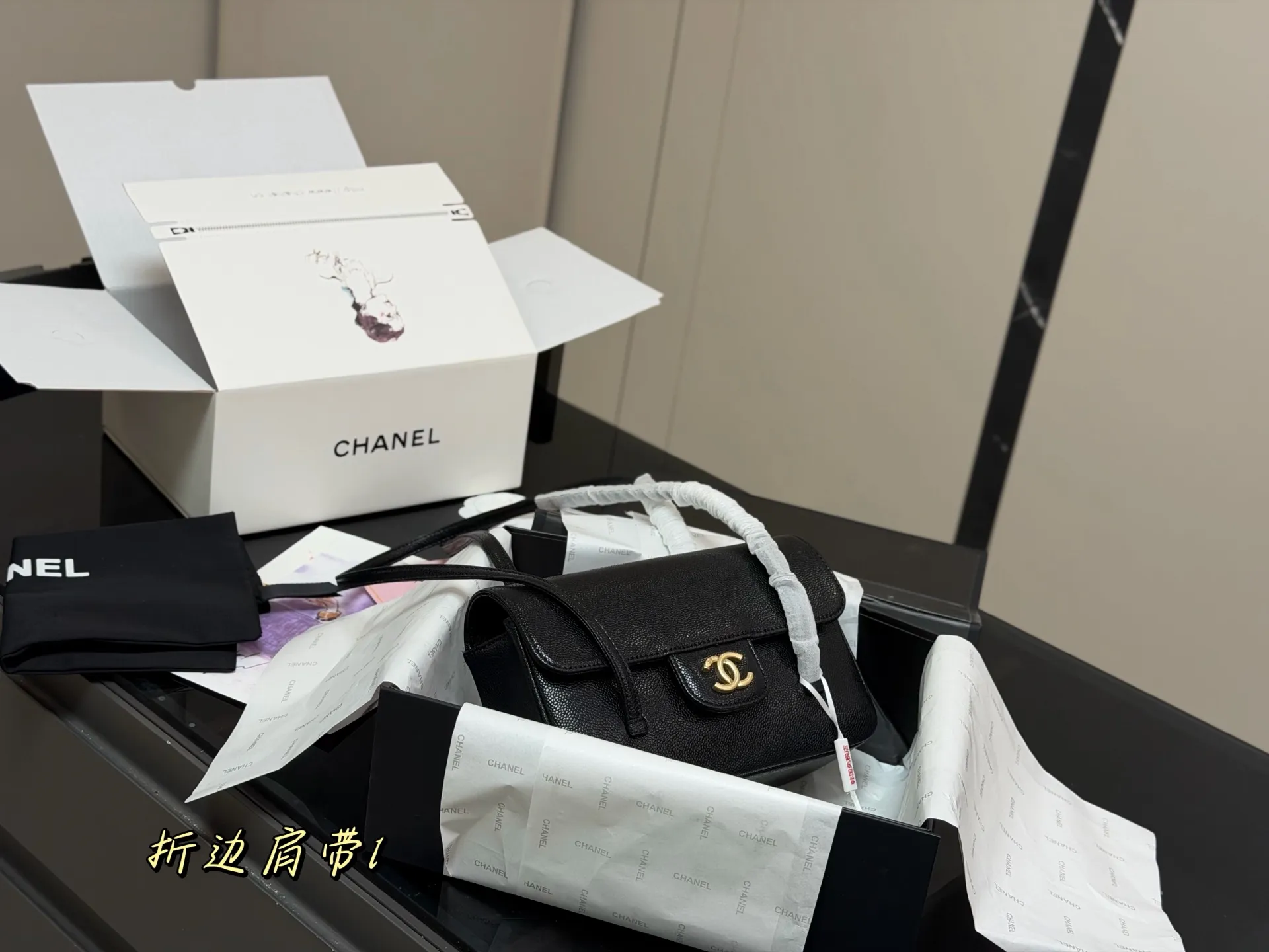 &yen;160 配折叠盒飞机盒 size：23*16cm 被Jennie带火的 香奈儿26C 口盖包 超挺包型！ 双 C锁扣一扣就是经典牌面~ 肩带长度刚好卡在腋下 容量塞得下手机+粉饼+口红，日常通勤/约会都能打