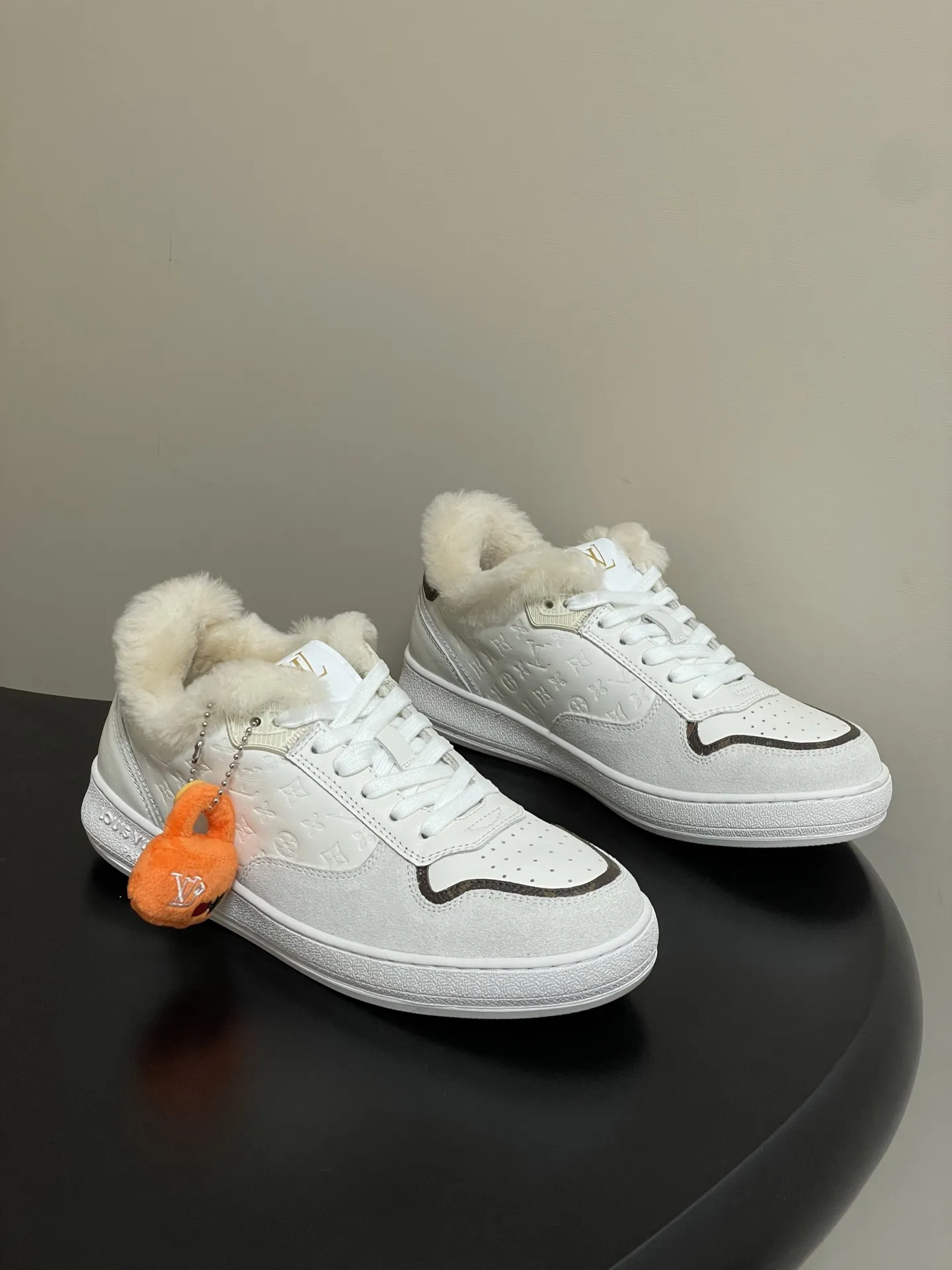 p310-(配高档飞机盒✈️) 2026春夏新款 LOUIS VUITTON 路易威登 LV STADIUM 运动鞋 系带羊毛里休闲鞋老花板鞋 本款LVStadium运动鞋以 Monogram图案羊毛鞋面及舒适羊毛皮内衬塑造冬日构型。同色牛皮革再添雅致一笔。背面经典皮革饰边压印 路易威登标识,与柔软橡胶外底共筑潮流风范。 鞋面:牛反绒 内里垫脚:羊毛 鞋底:开模橡胶大底 码数:35-39(40.41定做不退换)