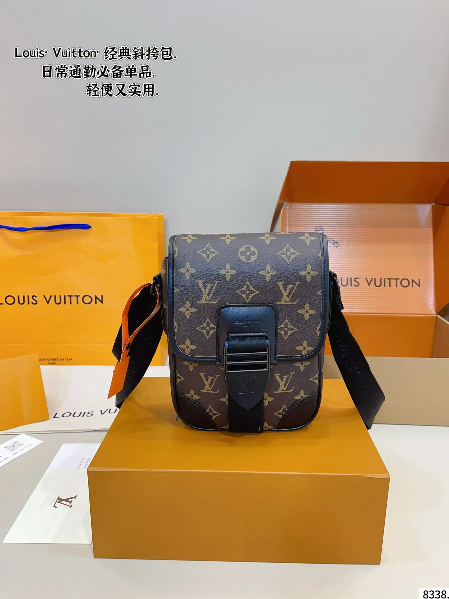 p150配礼盒🎁. 男生必入超经典LV 相机包测评! 又是一期Louis Vuitton男包推荐! LV 男包这两年不得不说!真的很精彩! 很多男包除了男生喜欢!女生也被疯狂种草! 今天推荐的这只Outdoor系列的单肩包/斜挎包真的经典又耐看!尺寸：15*7*23cm