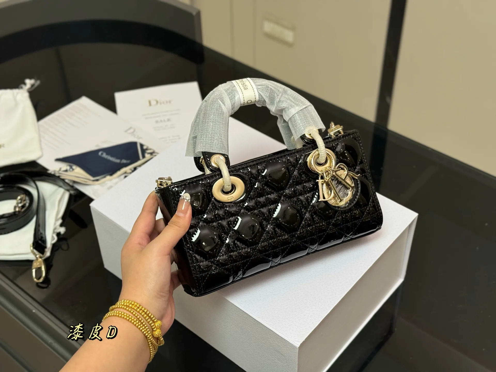 ¥195 配盒 迪奥lady漆皮 横版戴妃包 2025Dior款新包型 两根包带 我喜欢短的那根~ 一只很“我”的包爱了 尺寸:22.11cm